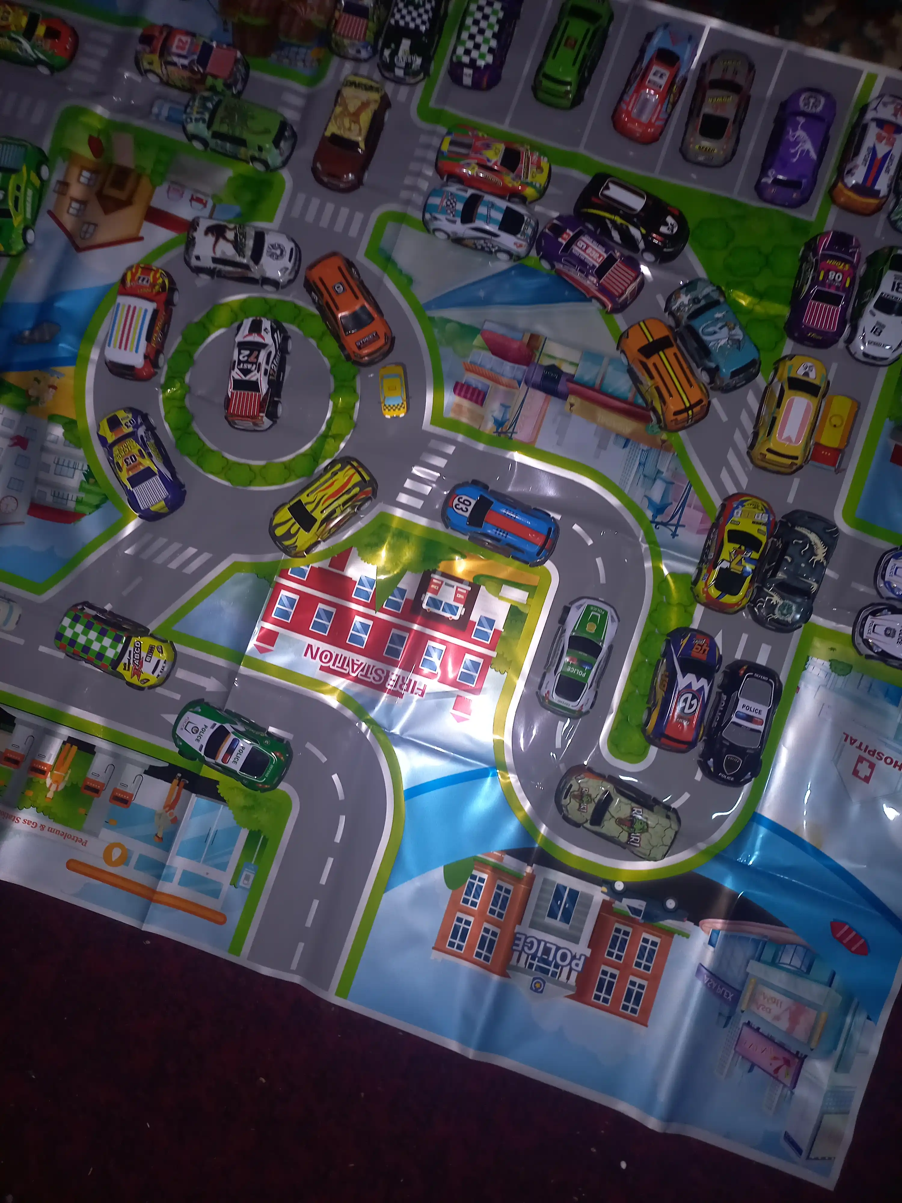 Hot Wheels metall mashinalar to‘plami, konteynerlar konstruktori