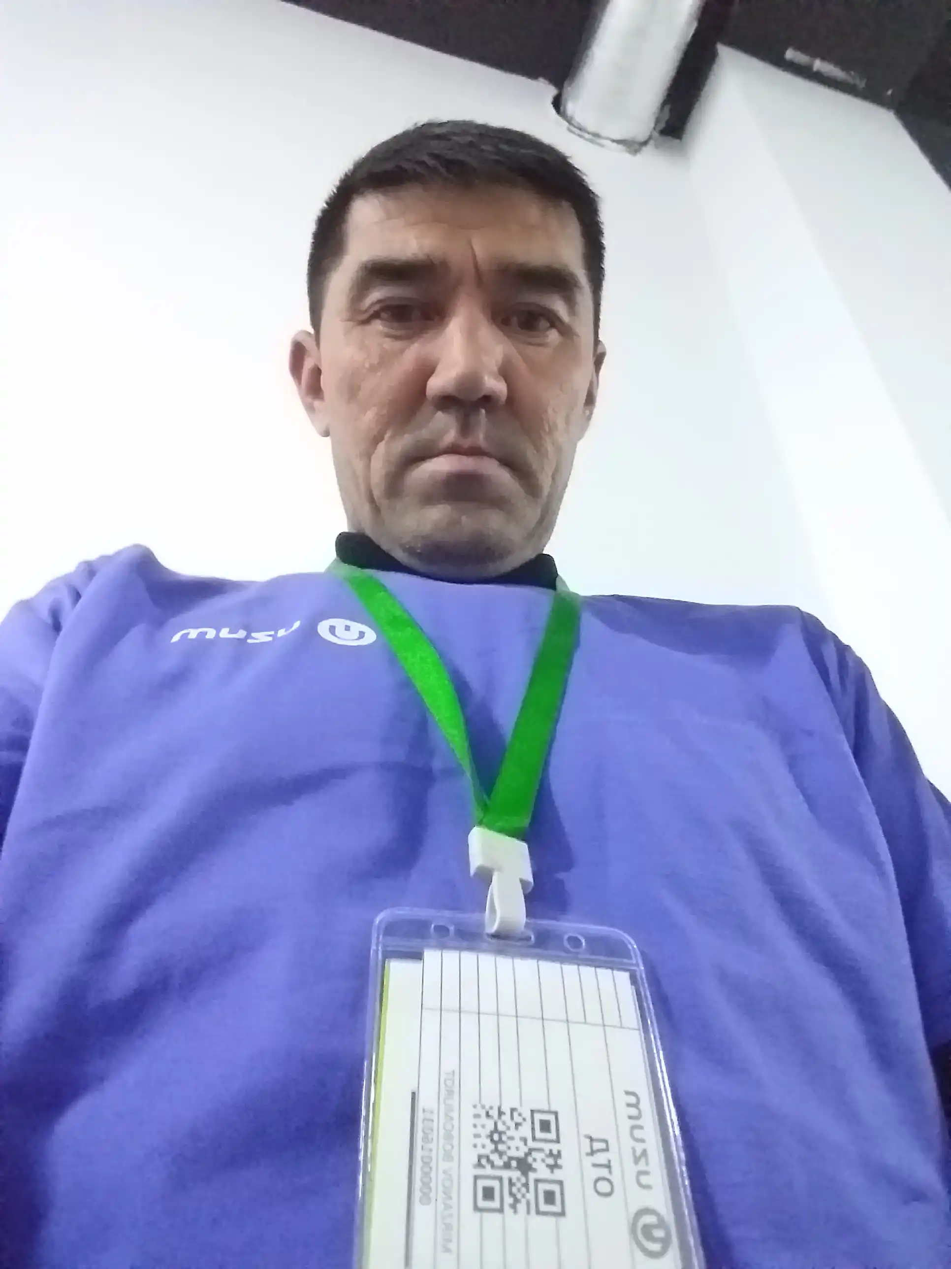Kapyushonli qishki kurtka — ichki xudi qavati bilan issiq va zamonaviy