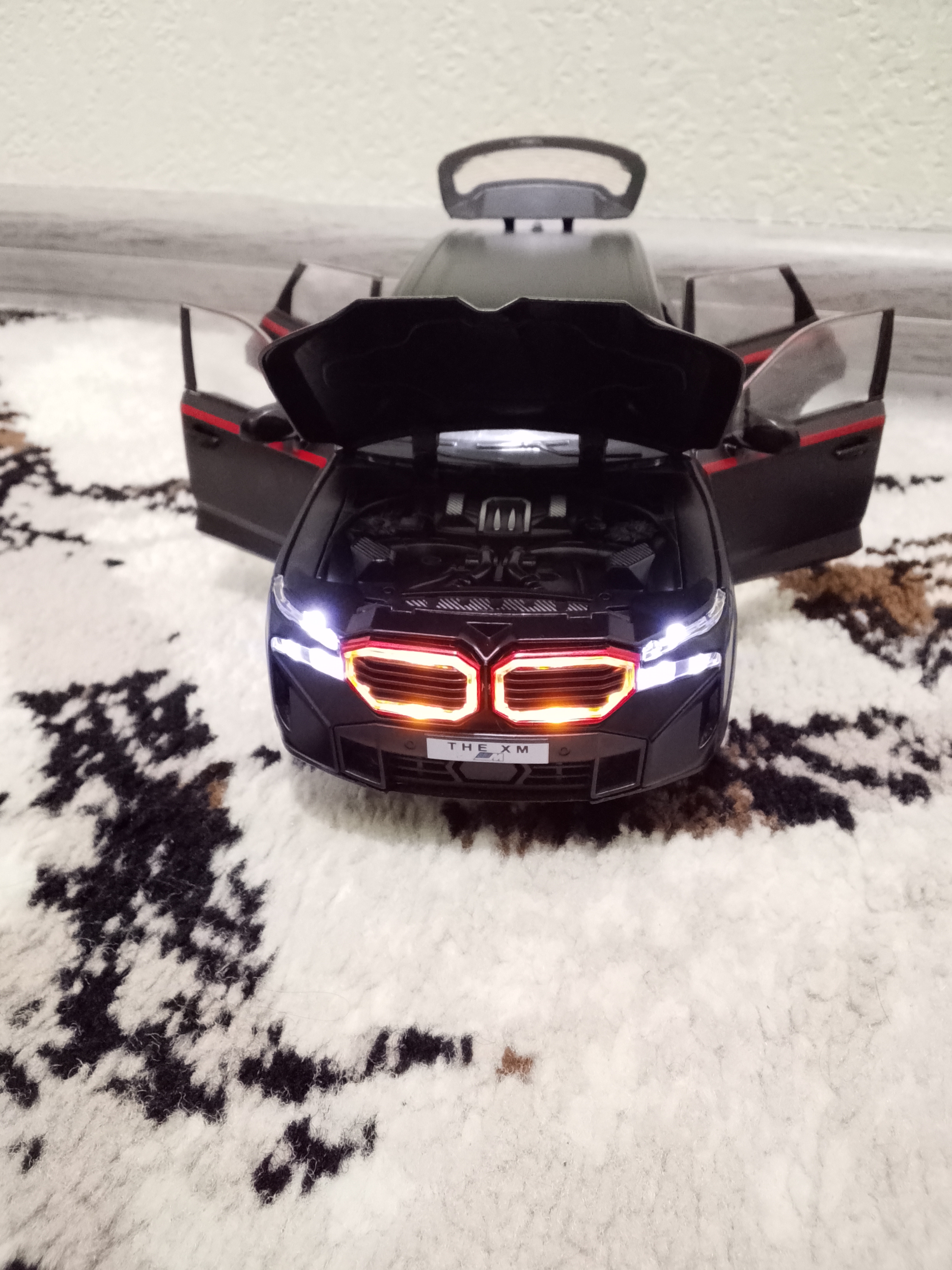 BMW avtomobil modeli, qora korpus va qizil aksentlar