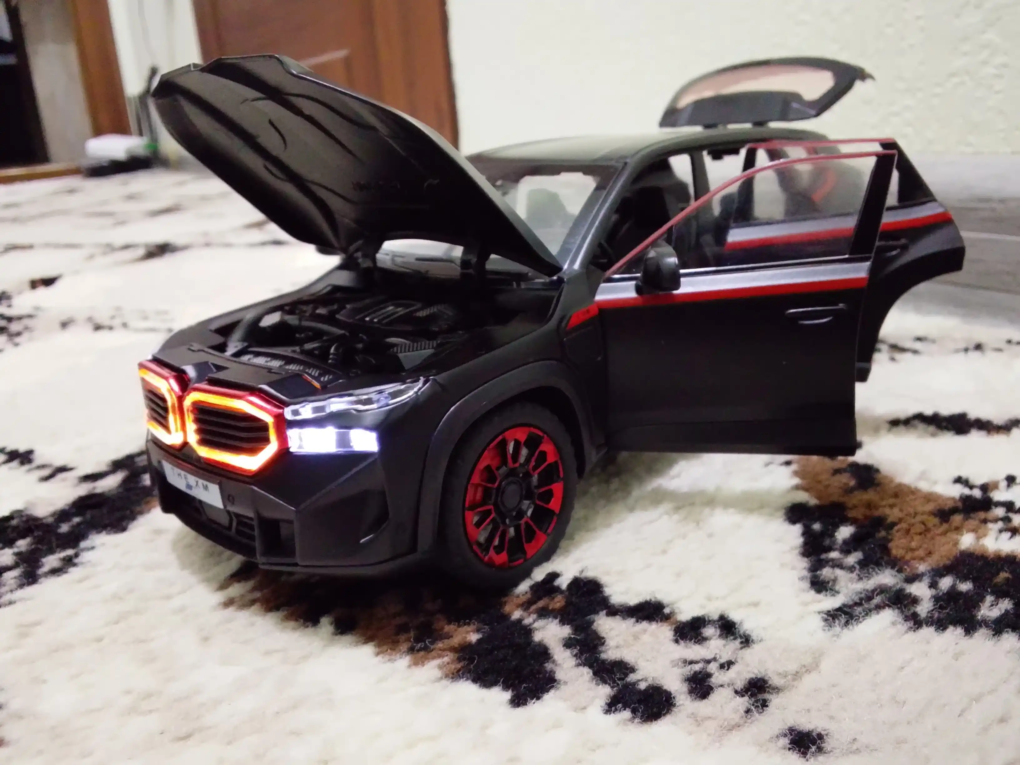 BMW avtomobil modeli, qora korpus va qizil aksentlar