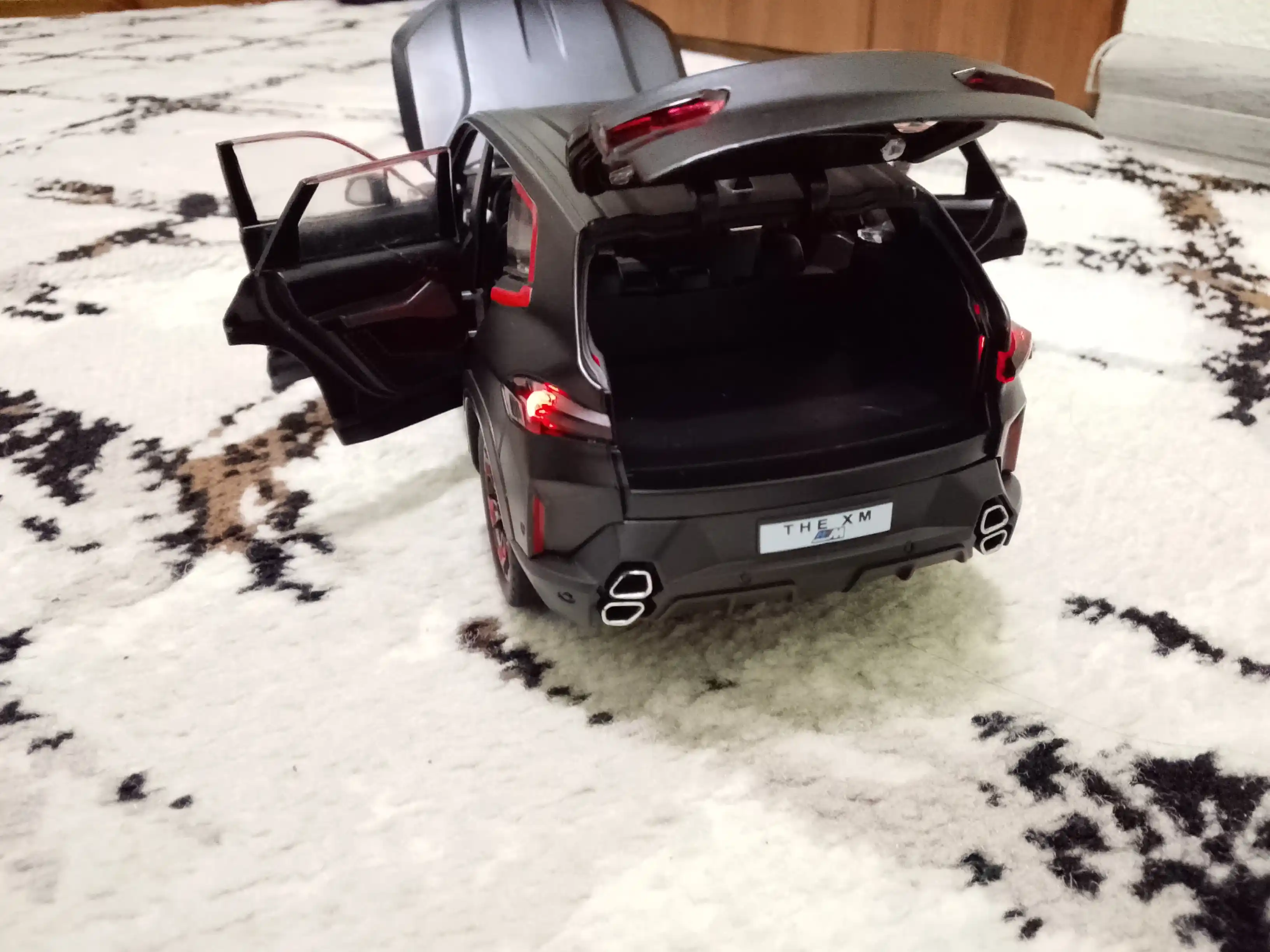 BMW avtomobil modeli, qora korpus va qizil aksentlar