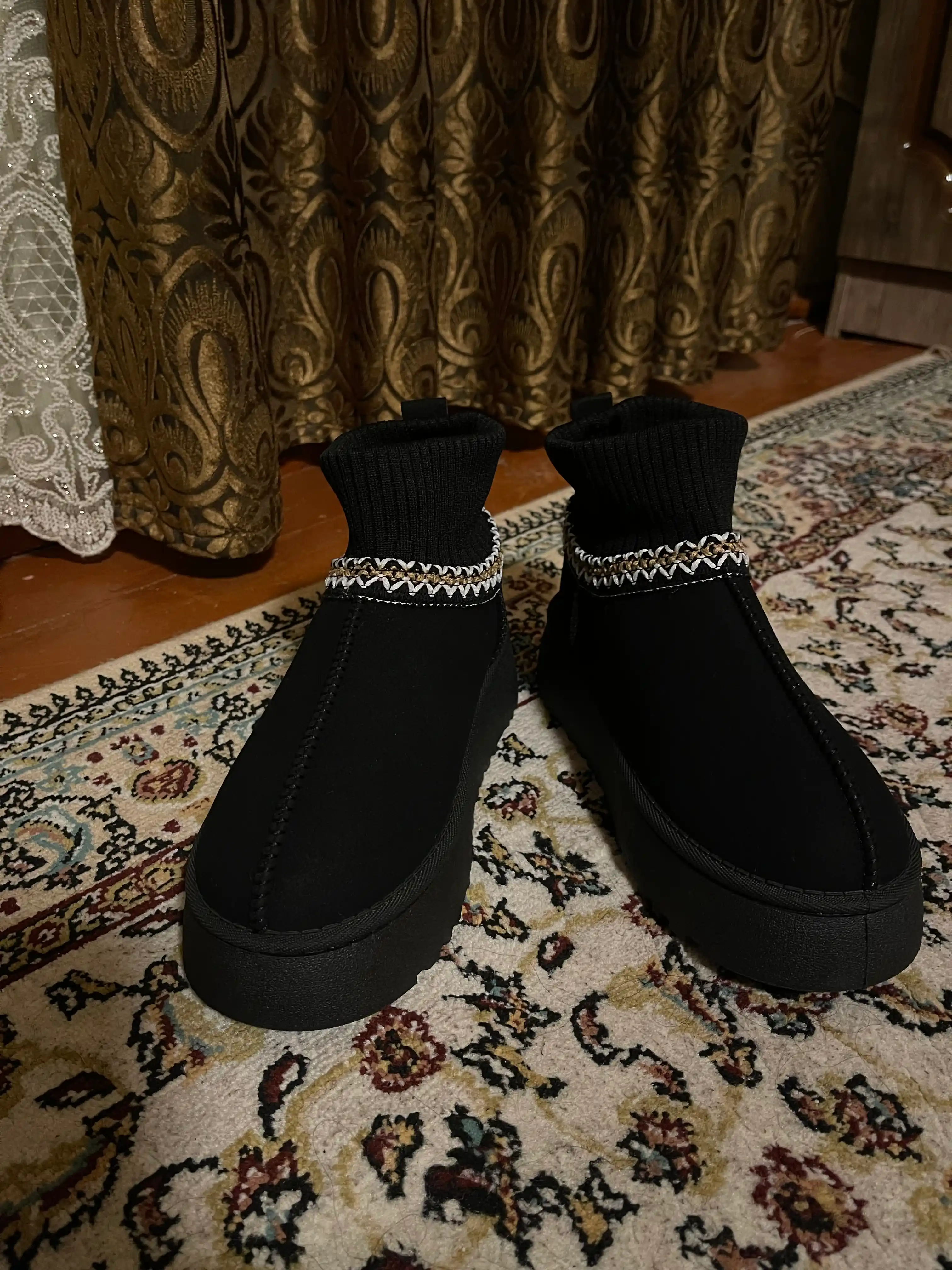 Ayol va qizlar uchun issiq. Uggi poyabzal bir o‘lcham kichik keladi
