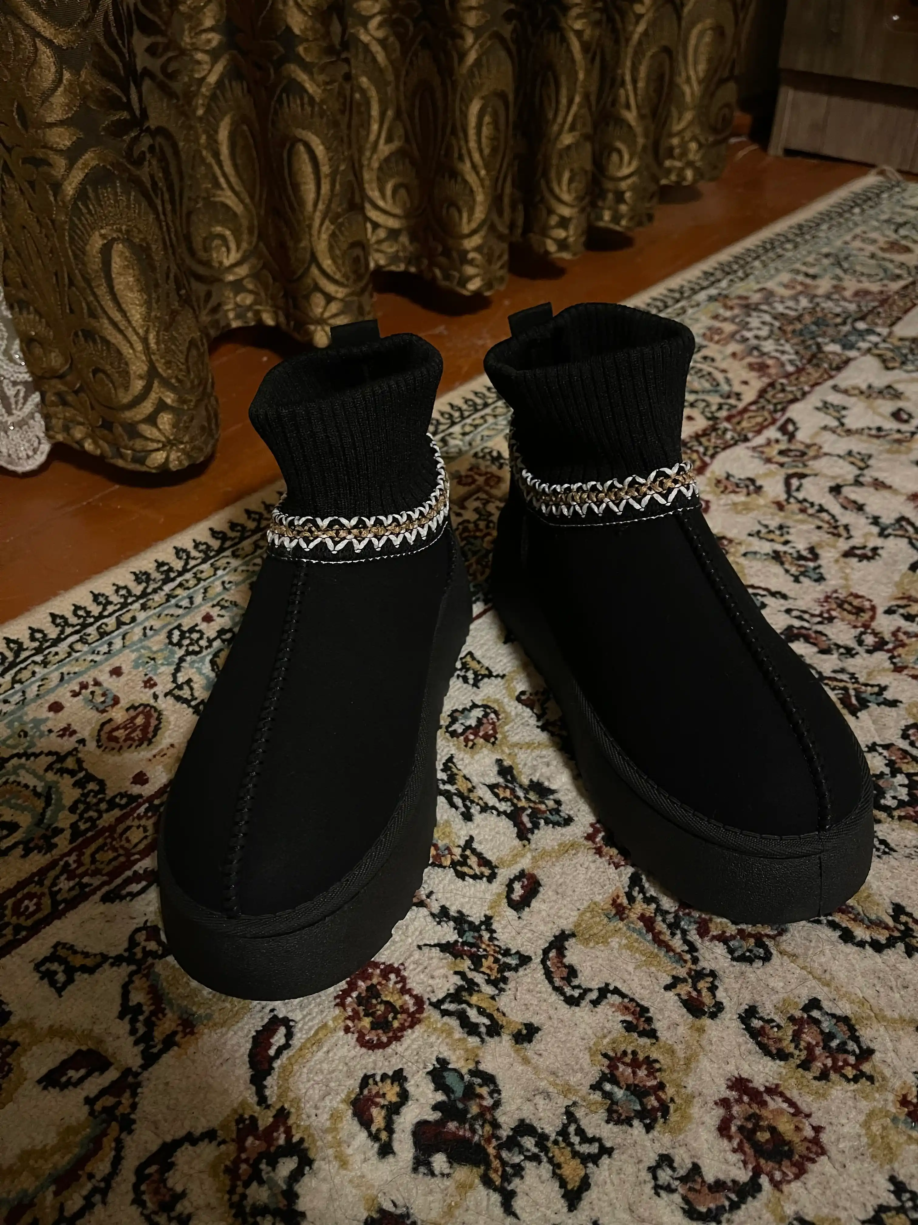 Ayol va qizlar uchun issiq. Uggi poyabzal bir o‘lcham kichik keladi