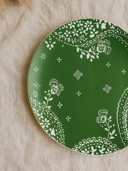 Diametri 26 sm, balandligi 2 sm va og‘irligi 700 g likopcha