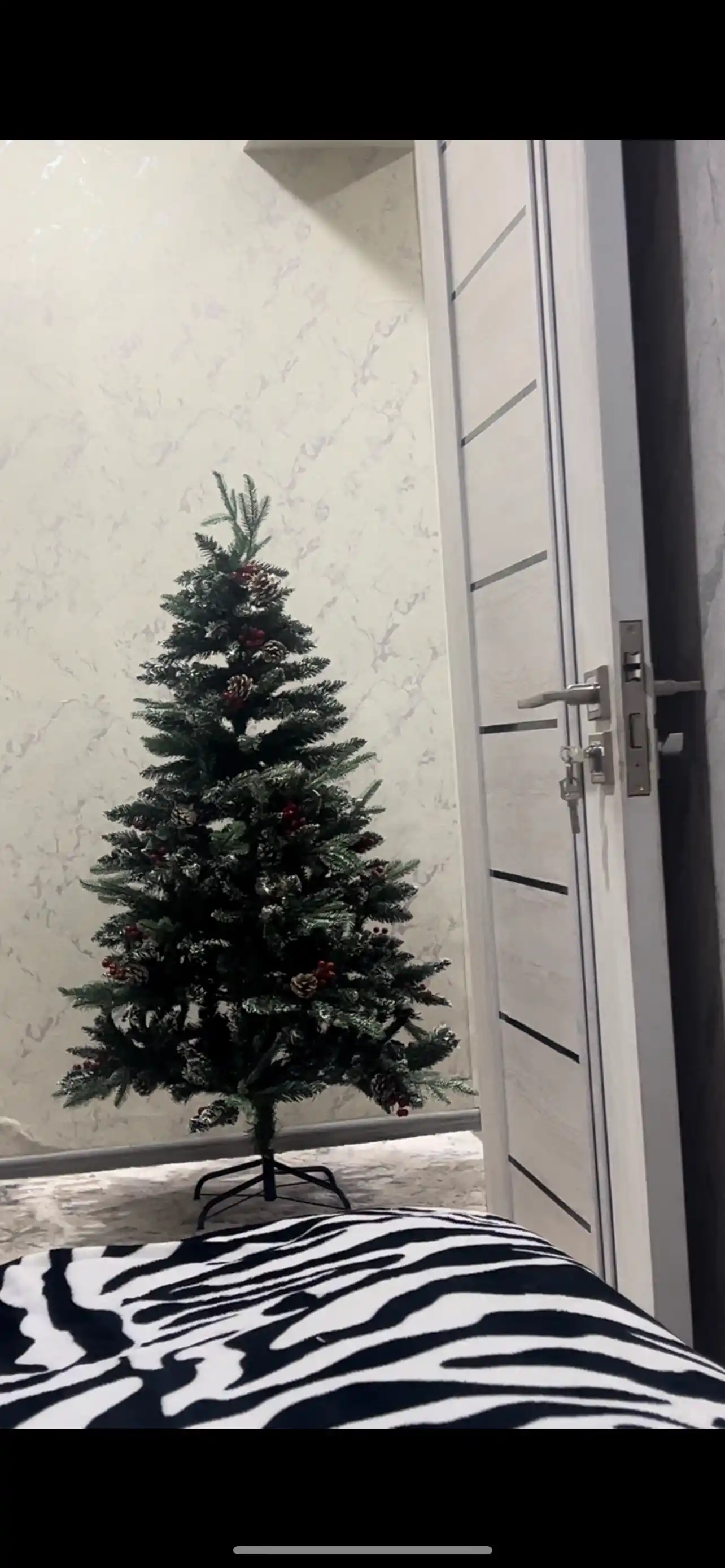 Новогодняя ёлка со снегом, шишками, брусникой и гирляндой, высота 120, 150 и 180 см