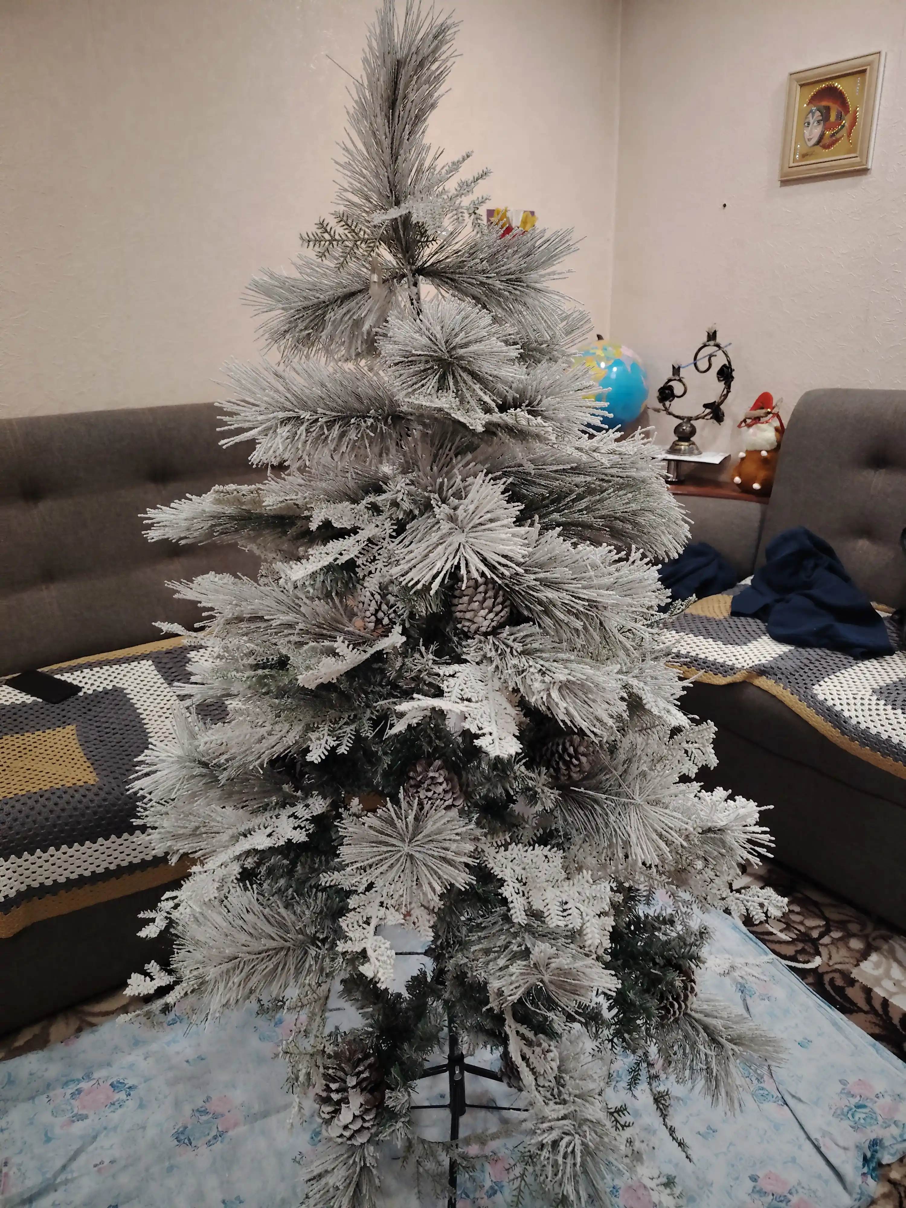 Qorli archa shishkachalar bilan — mo‘jizaviy go‘zallik sizning uyingizda