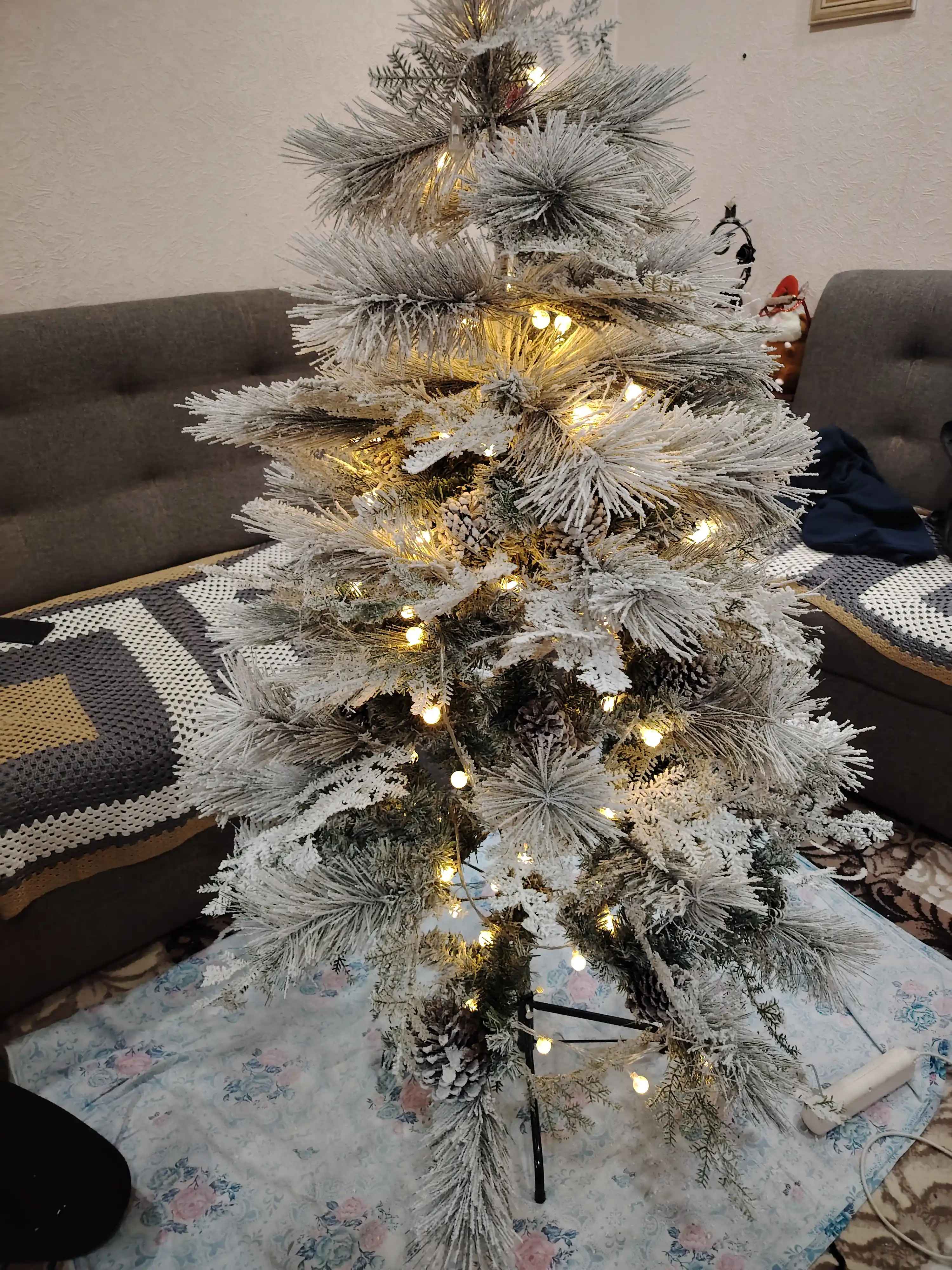Qorli archa shishkachalar bilan — mo‘jizaviy go‘zallik sizning uyingizda