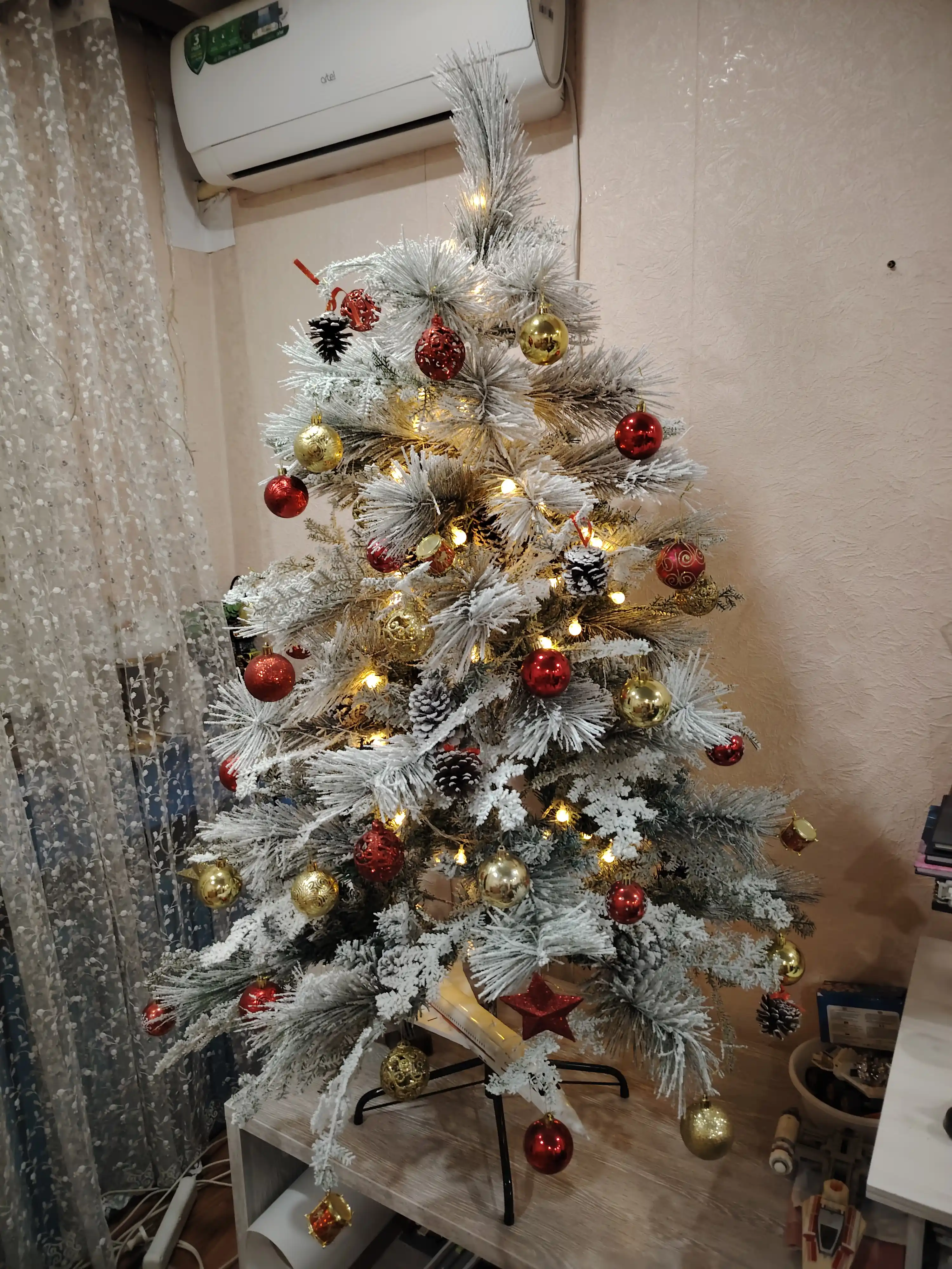 Qorli archa shishkachalar bilan — mo‘jizaviy go‘zallik sizning uyingizda