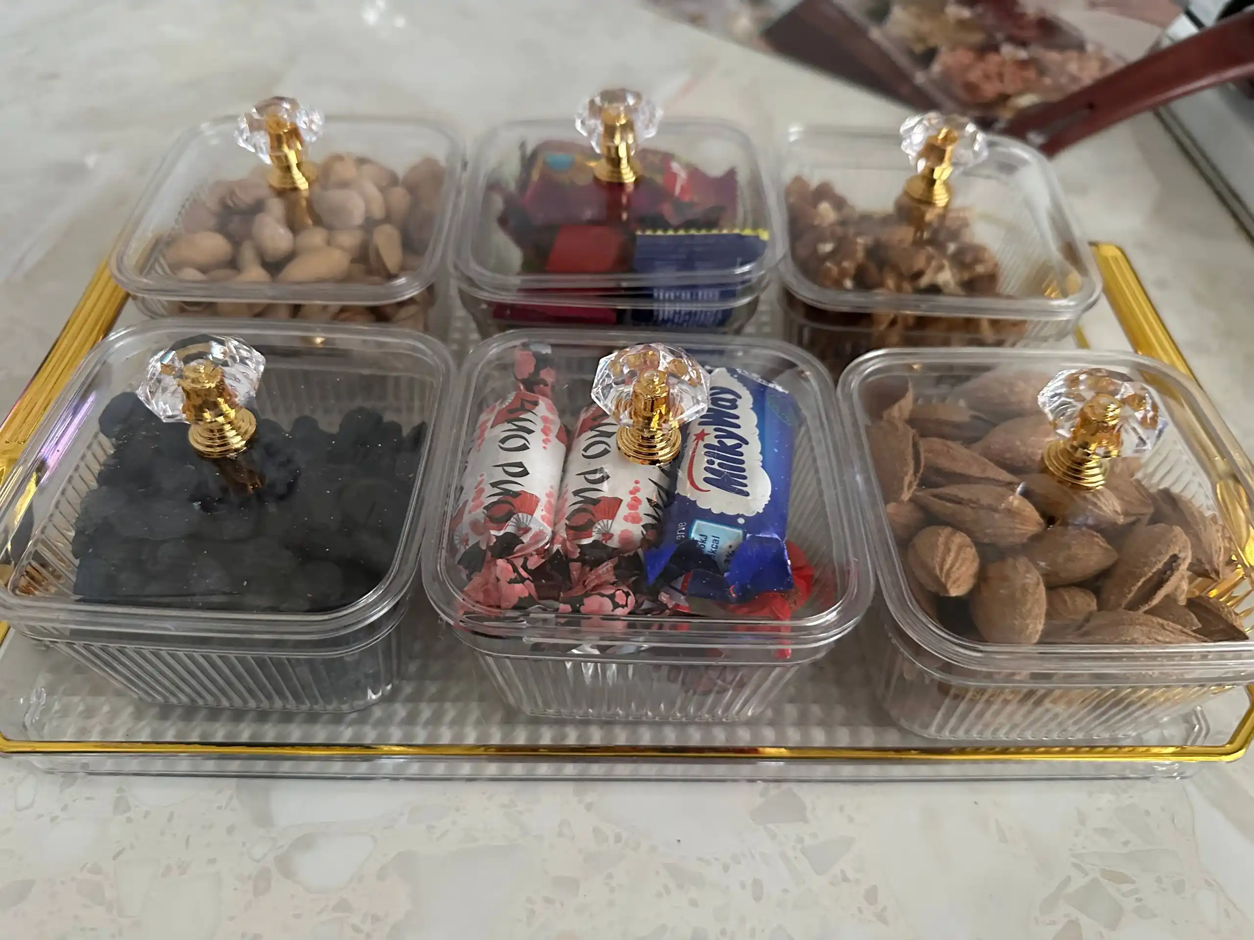 Quritilgan mevalar, yong'oqlar va shirinliklar uchun idishlar