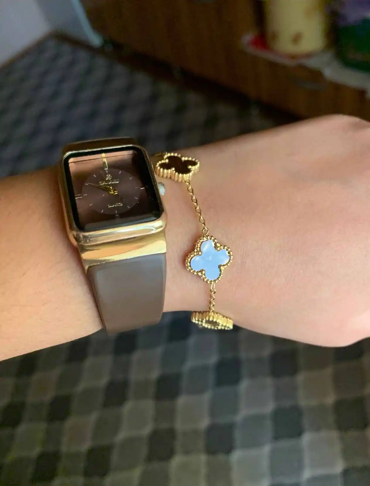 Ayollar va qizlar uchun bilaguzuklar Van Cleef, rangini o'zgartirmaydi va qoraymaydi