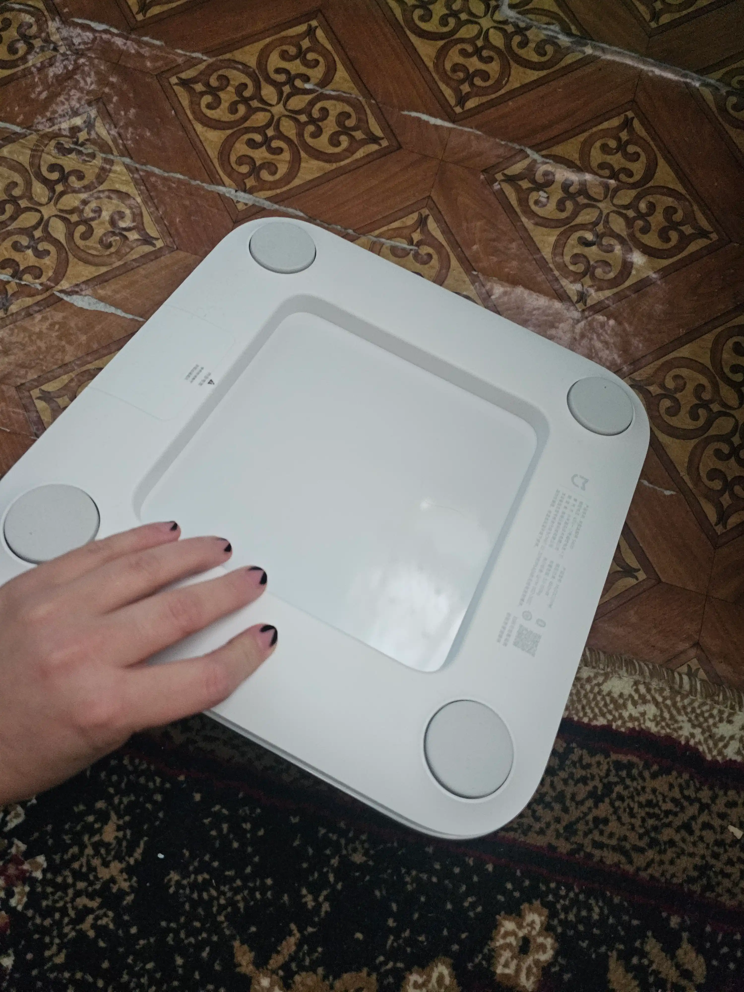 Xiaomi Mi Body Scale S400 aqlli pol tarozisi, tananing 25 ta parametrini tahlil qiladi