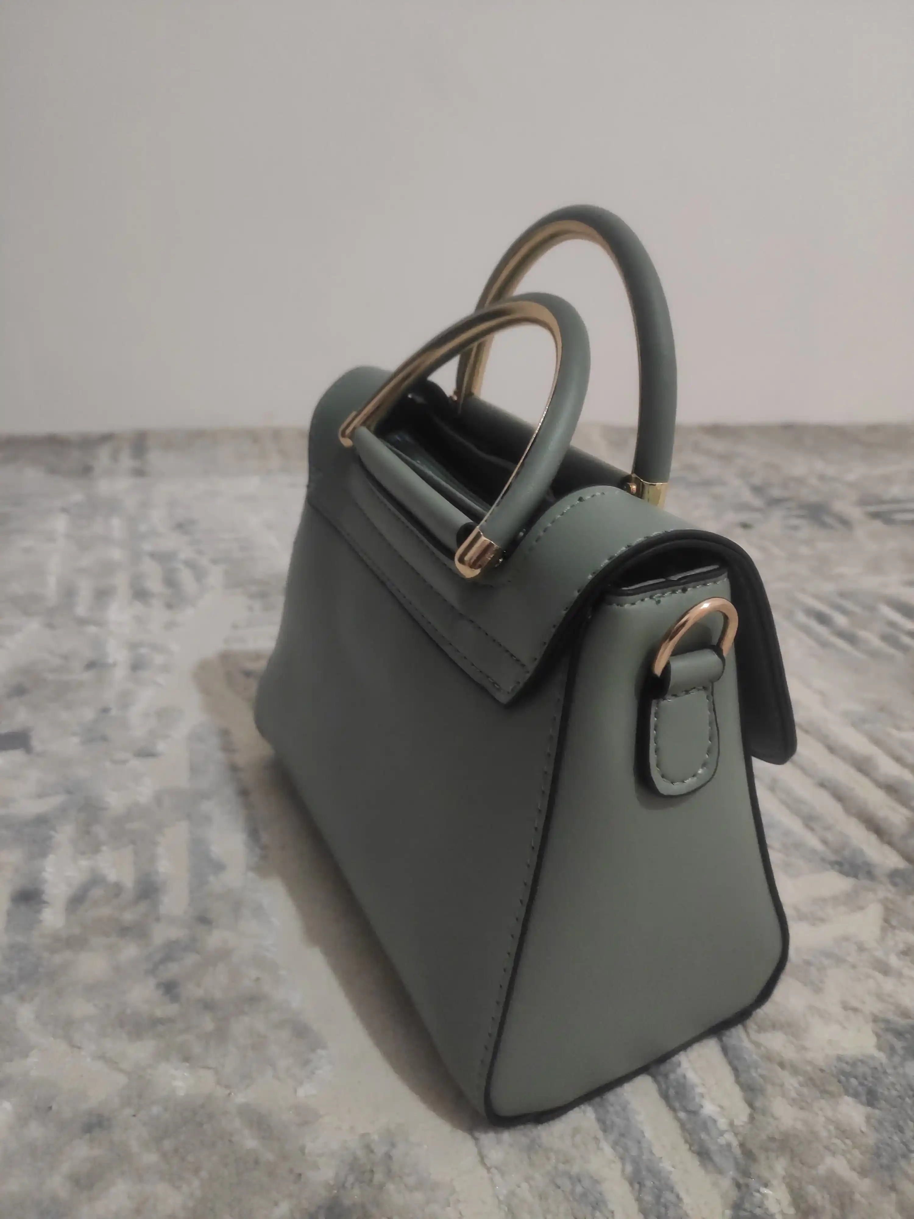 Ayollar moda sumkasi, eko charmdan, yelka orqali (klassik model)