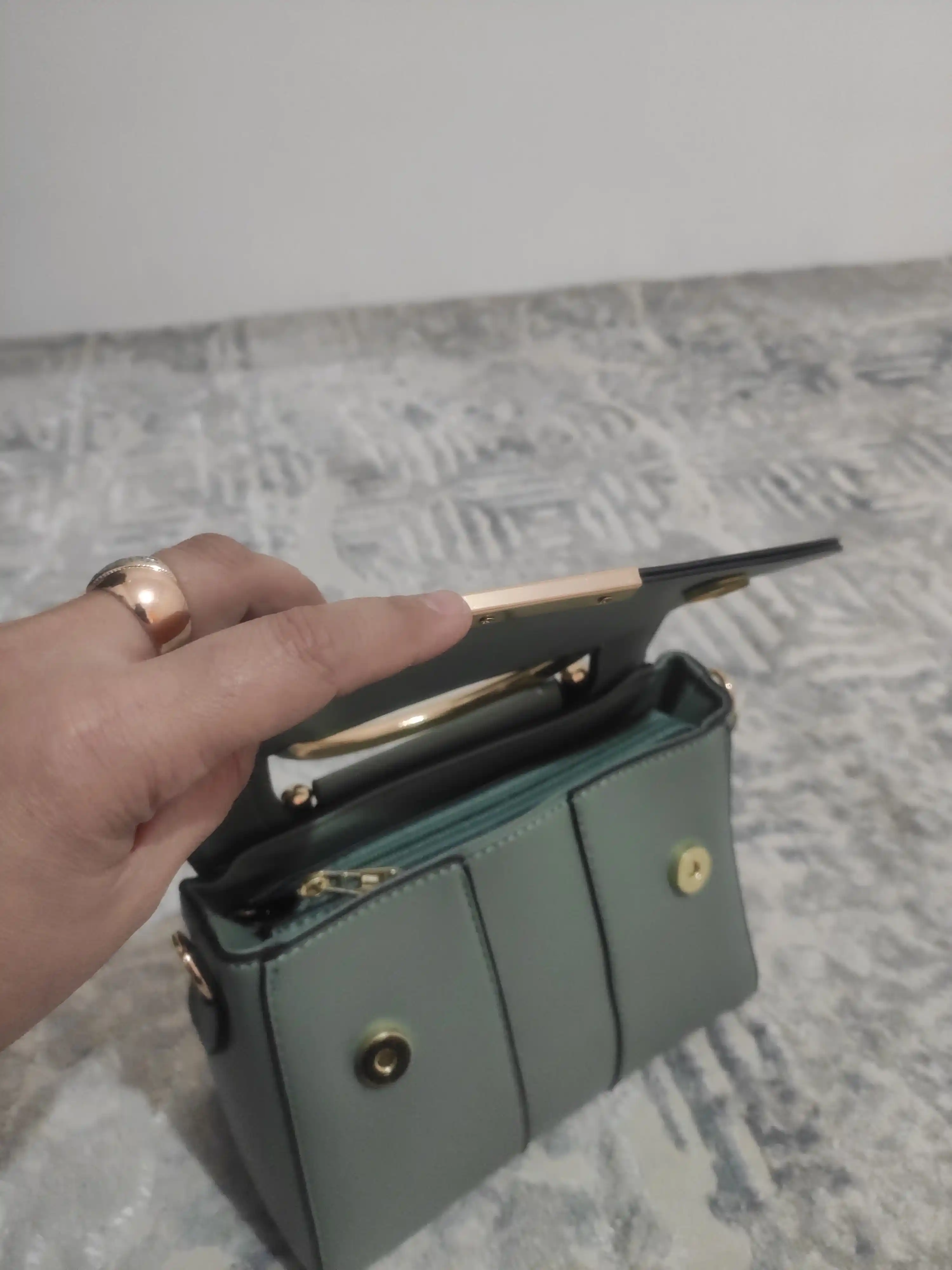 Ayollar moda sumkasi, eko charmdan, yelka orqali (klassik model)