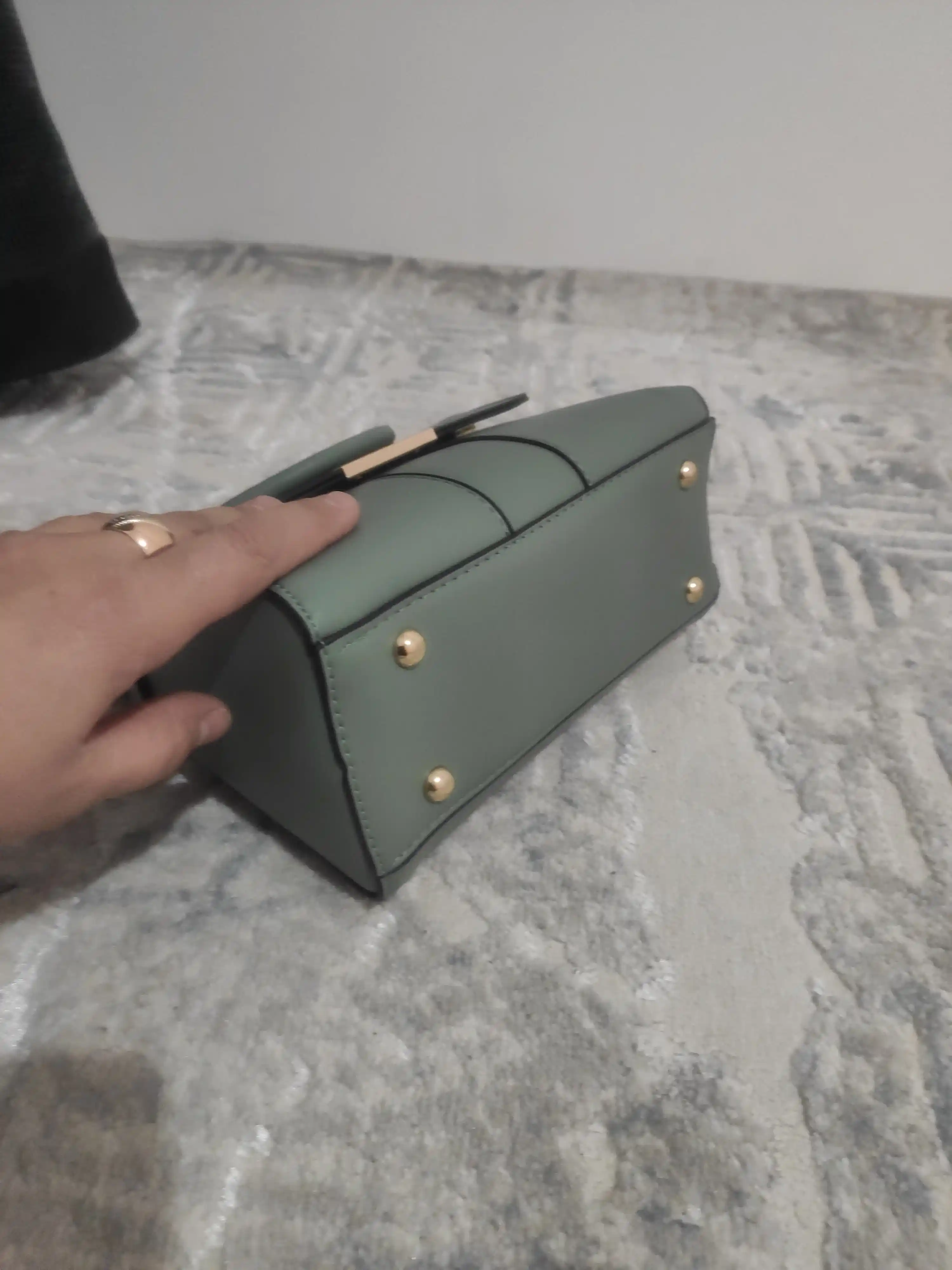 Ayollar moda sumkasi, eko charmdan, yelka orqali (klassik model)