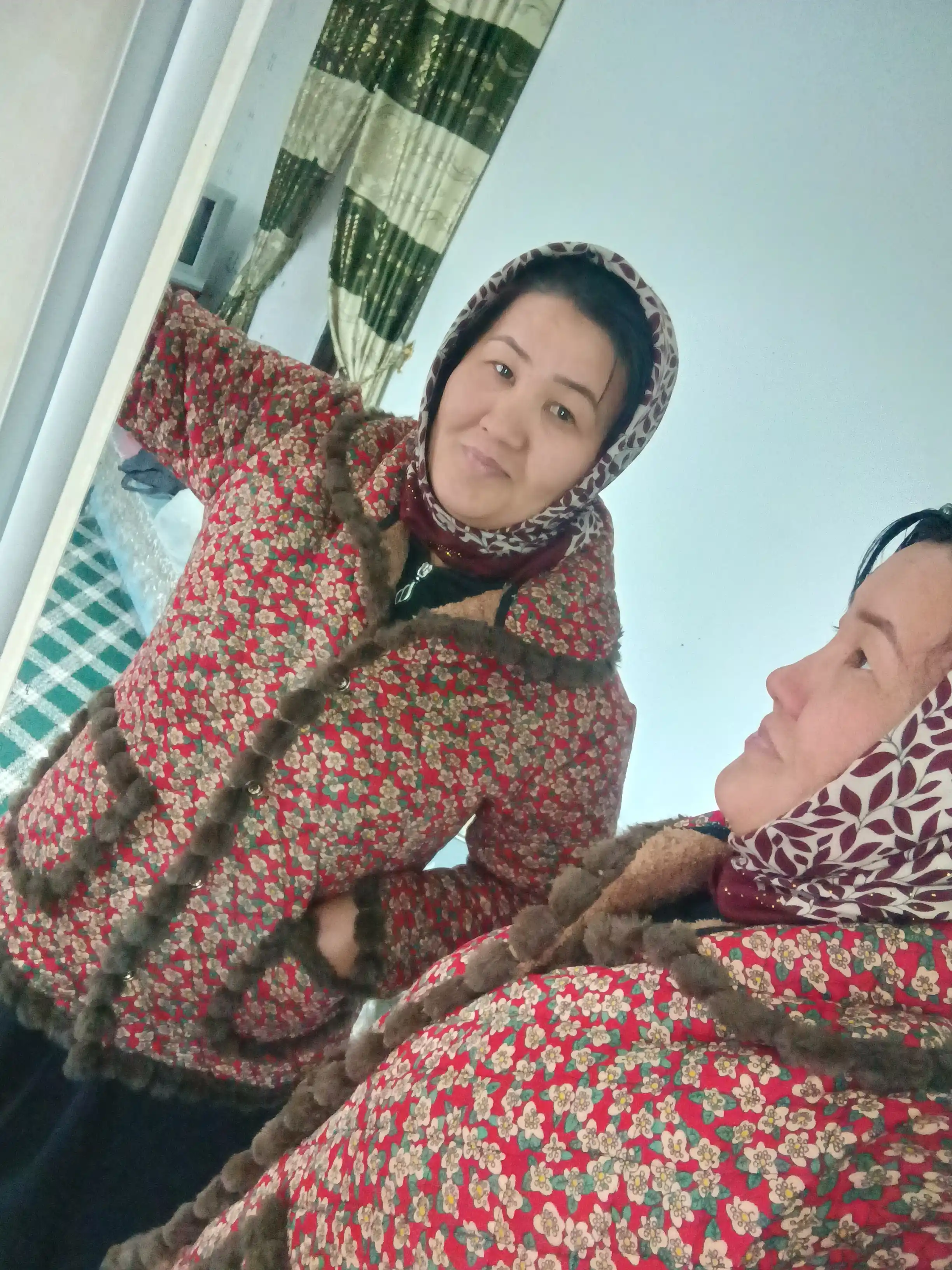Ayollar uchun issiq qishki kurtka-palto milliy uslubda — mo‘ynali shuba-dublyonka, MALOMER