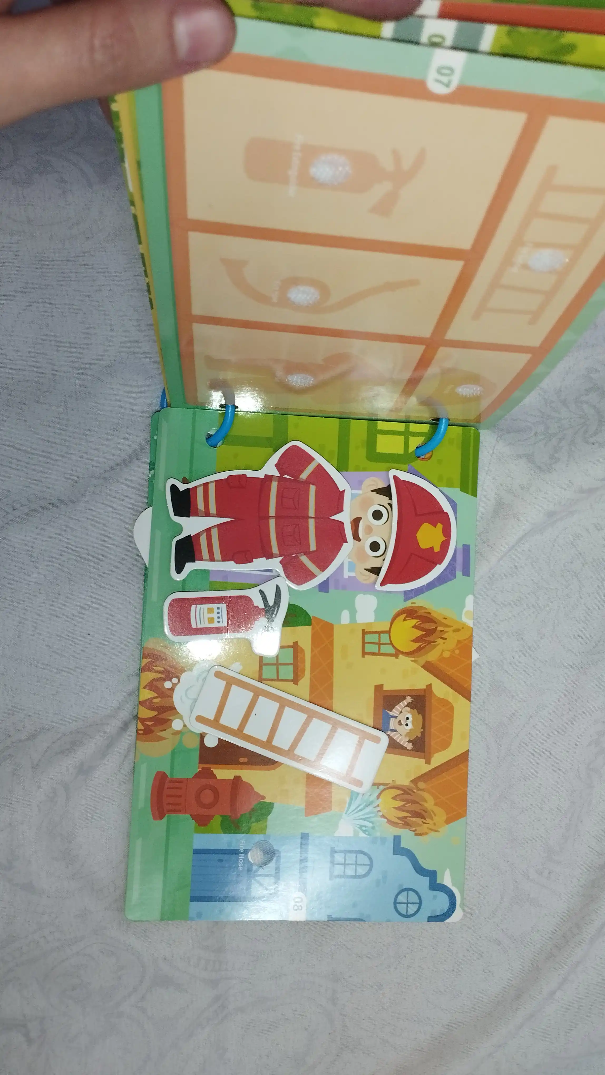 Bolalar uchun o'quv kitobi va alifbosi Busybook, lipuchkali Montessori kitobi