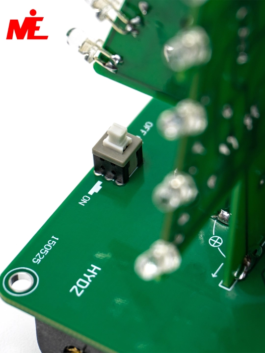 LED Yangi Yil archasi – DIY elektron to‘plam (yig‘iladigan), batareyada ishlaydi
