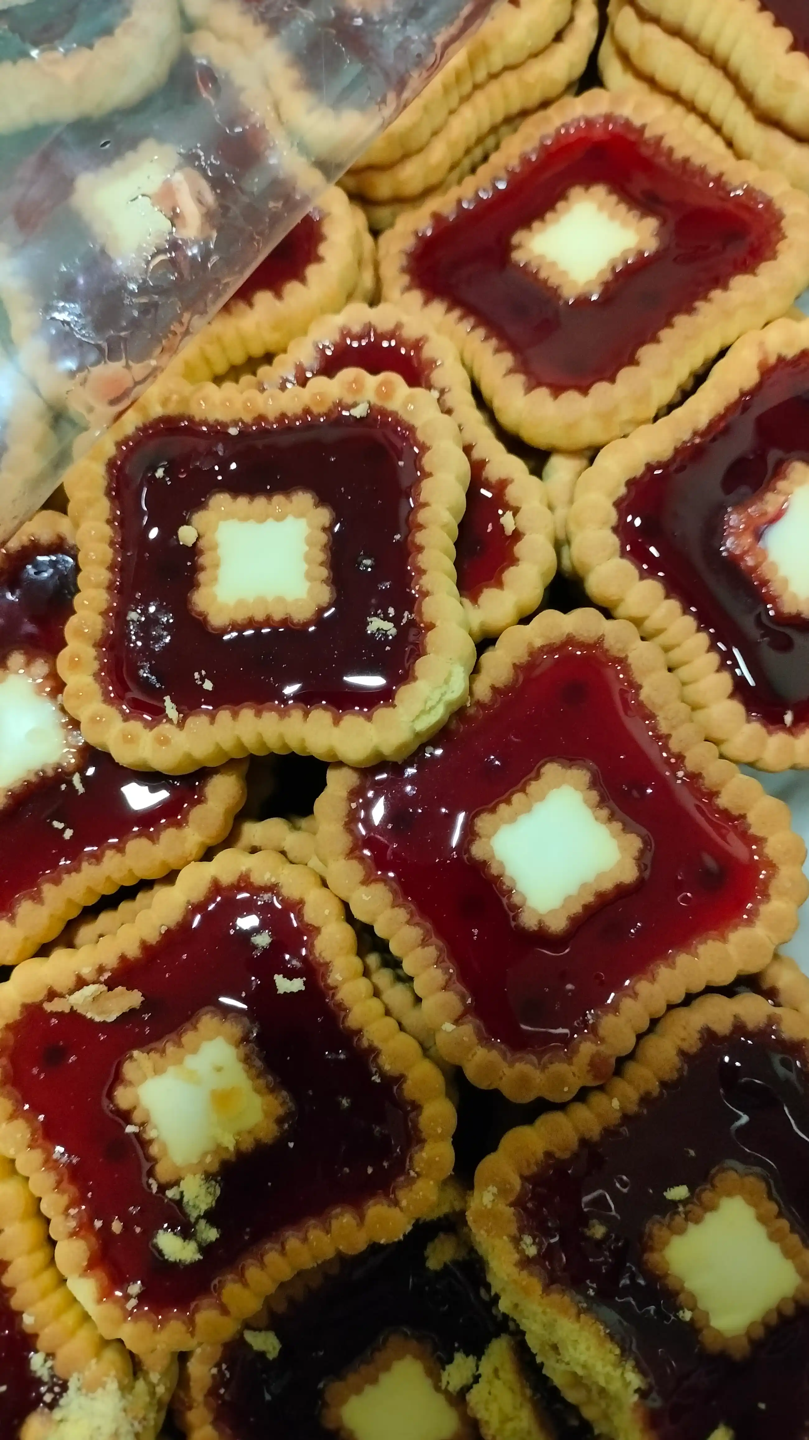 Pechenye nachinka yogli oq va jeleli dekor 3 ta ta’m qora smorodina apelsin, malina, 1 kg