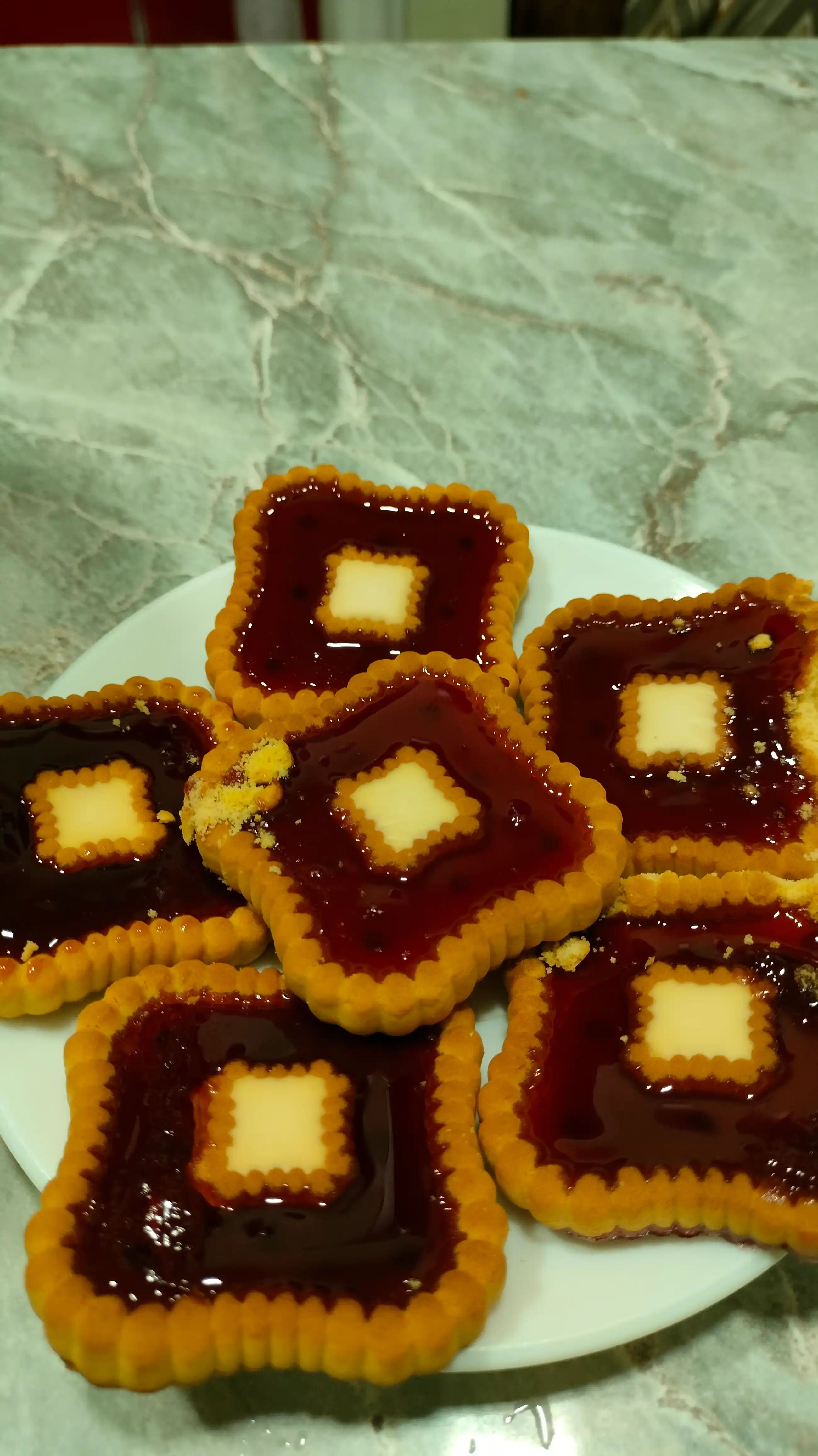 Pechenye nachinka yogli oq va jeleli dekor 3 ta ta’m qora smorodina apelsin, malina, 1 kg