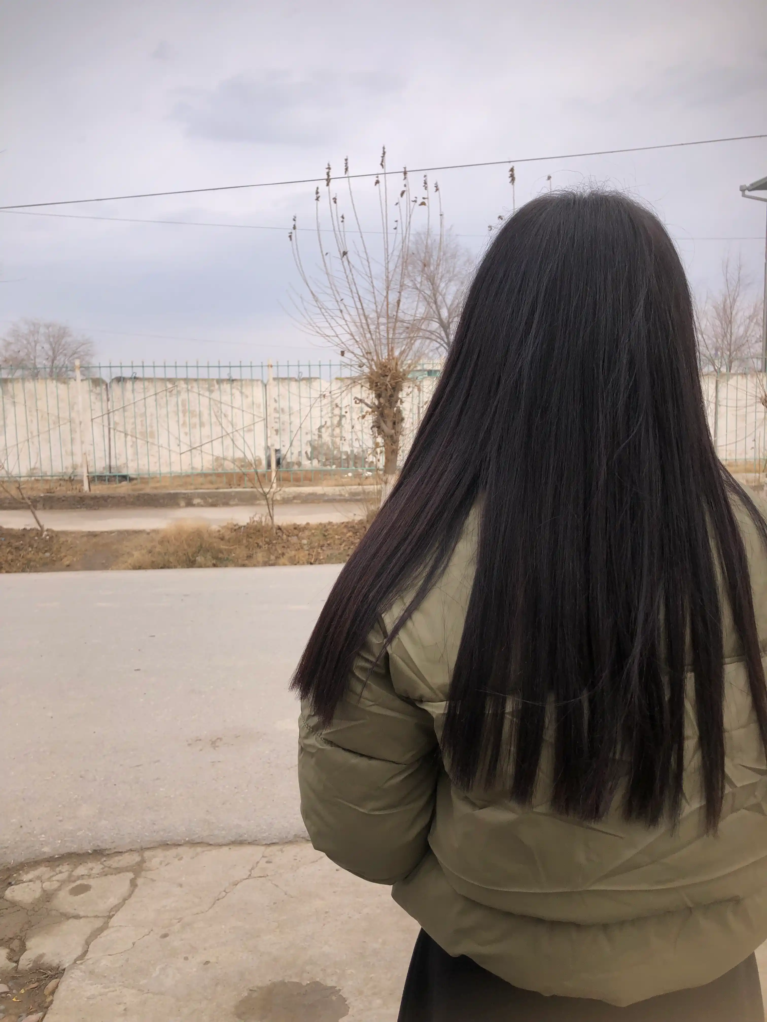 Zamonaviy ayollar qishki kurtkasi issiq, yengil va kalta modali uslubda eko charm