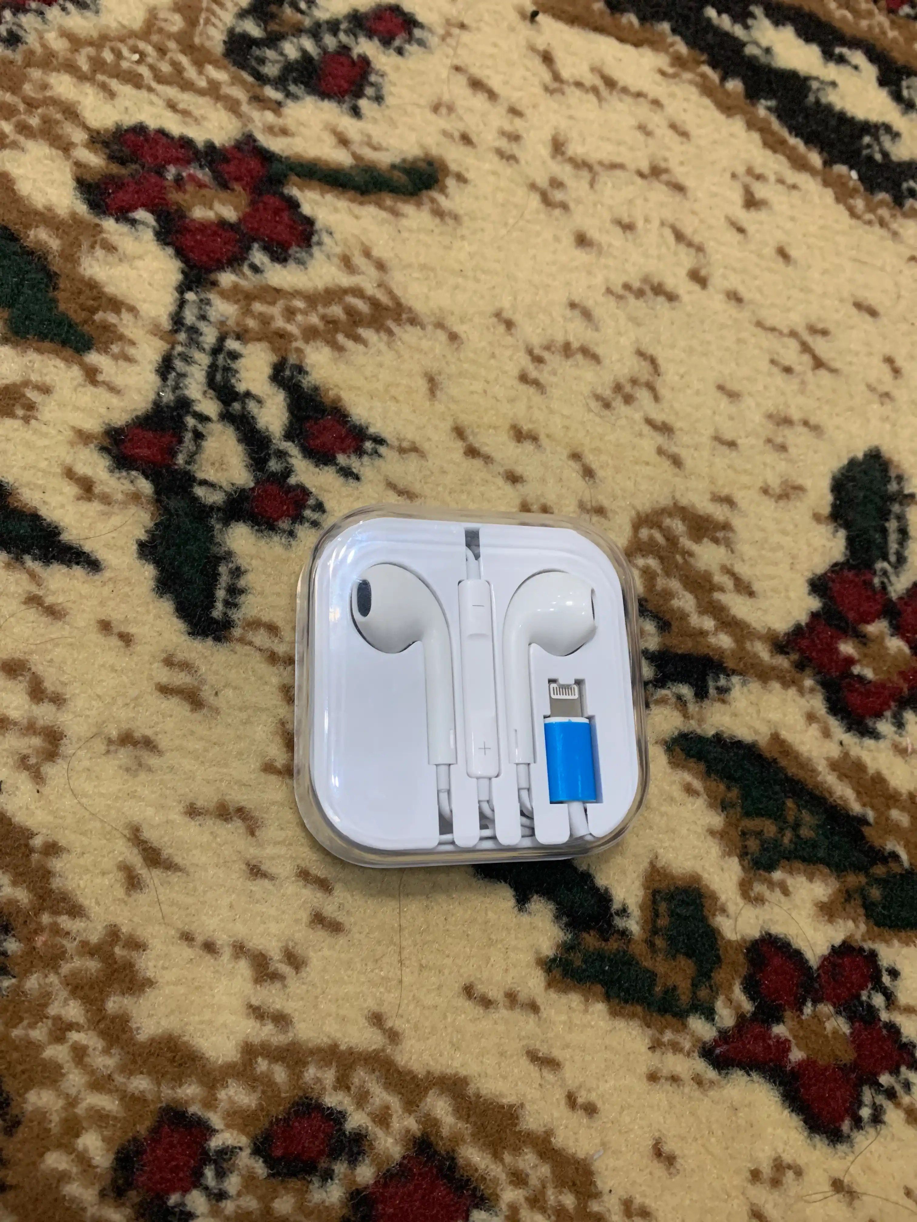 Simli quloqchinlar iPhone uchun Lightning kabeli, Bluetooth bilan