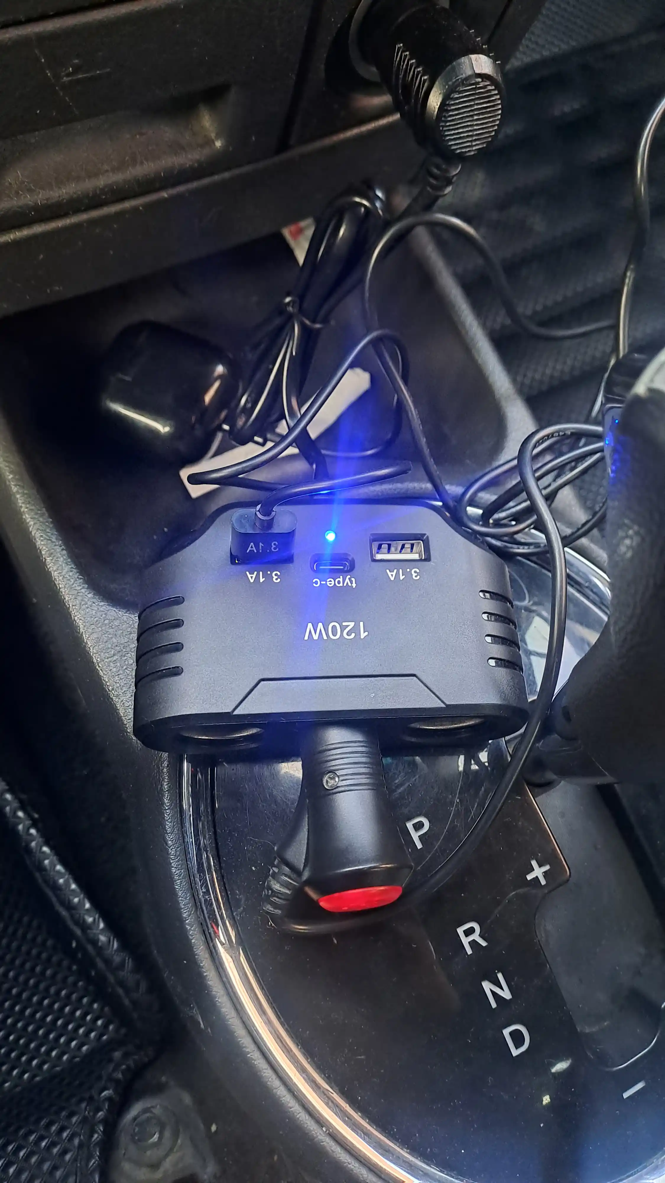 Avtomobil uchun 3 ta razyomli adapter USB va Type-C portlari bilan zaryadlovchi