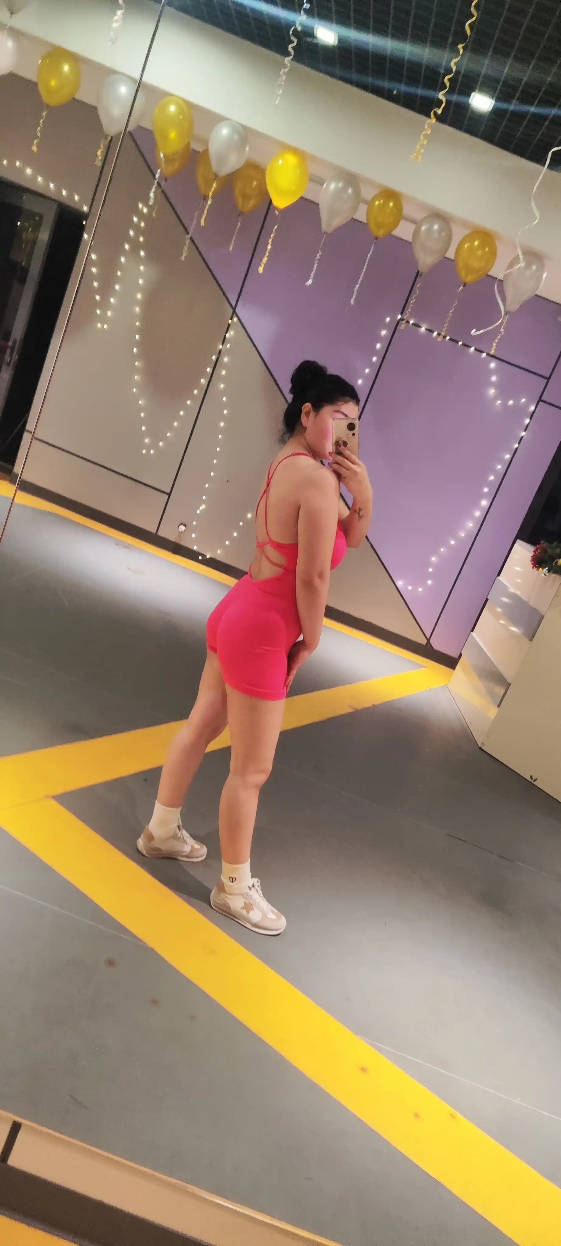Ayollar sport kombinezoni, orqasi ochiq