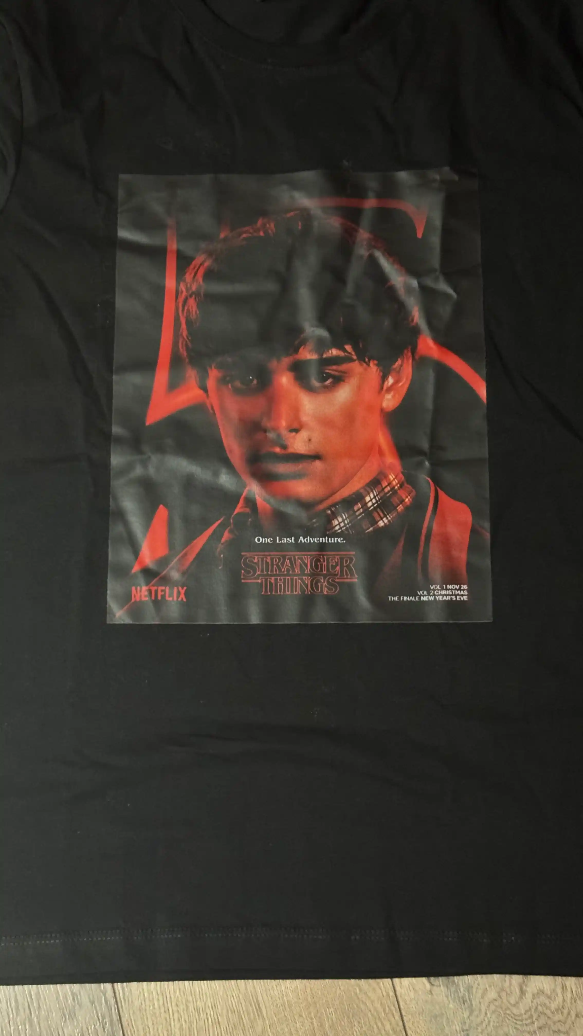 Stranger Things seriyasidan bosma naqshli futbolkalar