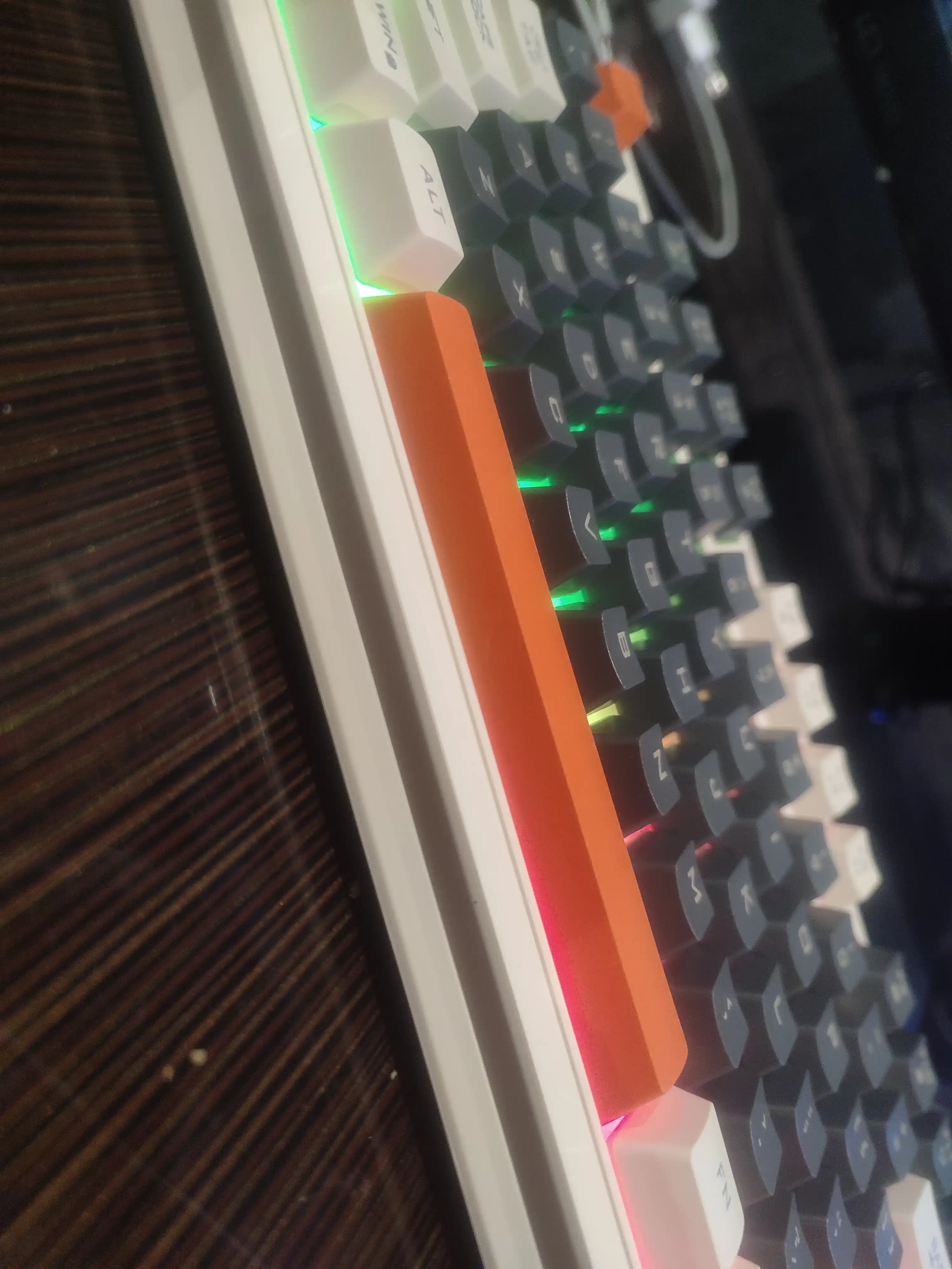 O'yin klaviaturasi simli K82, 98 tugmali, RGB yoritgichli