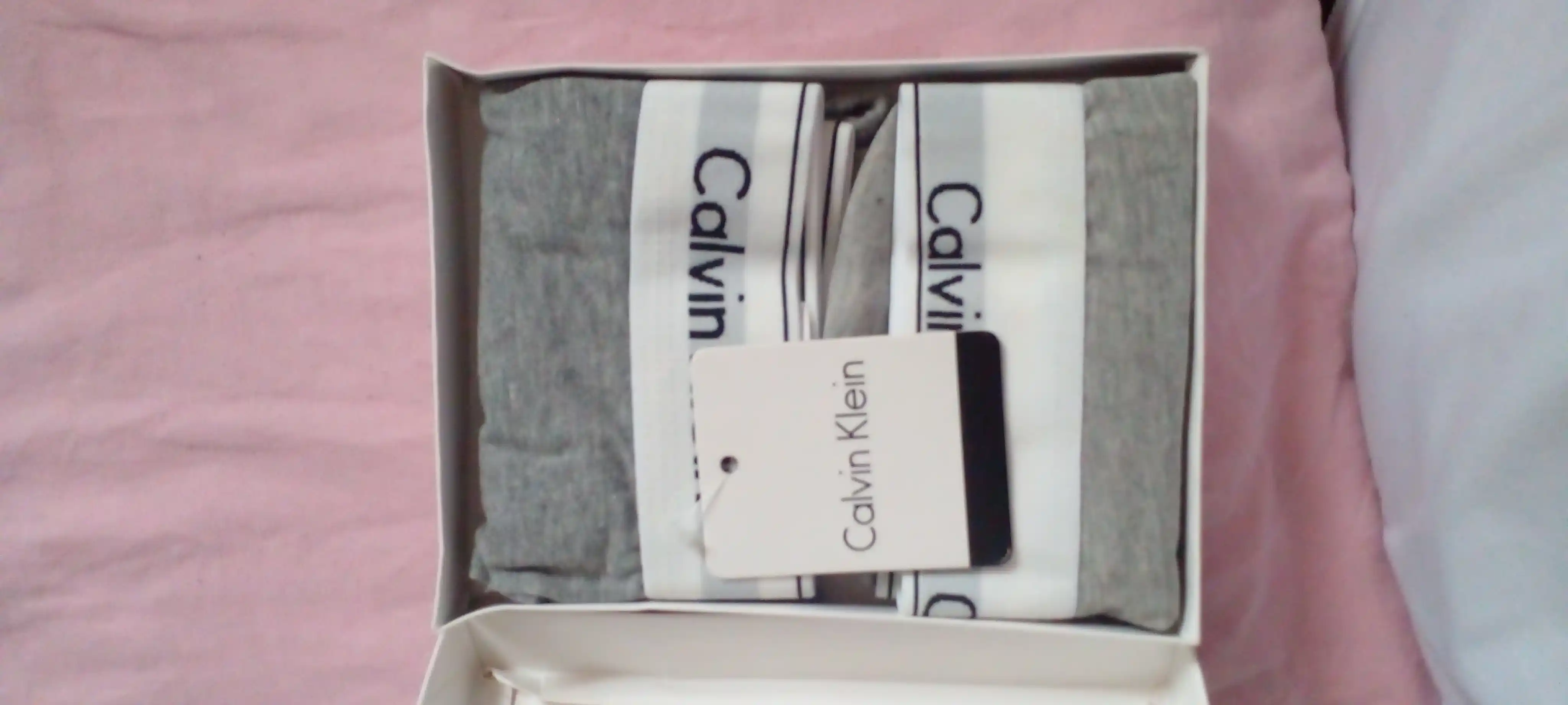 Ayollar uchun Calvin Klein ichki kiyimlar to‘plami