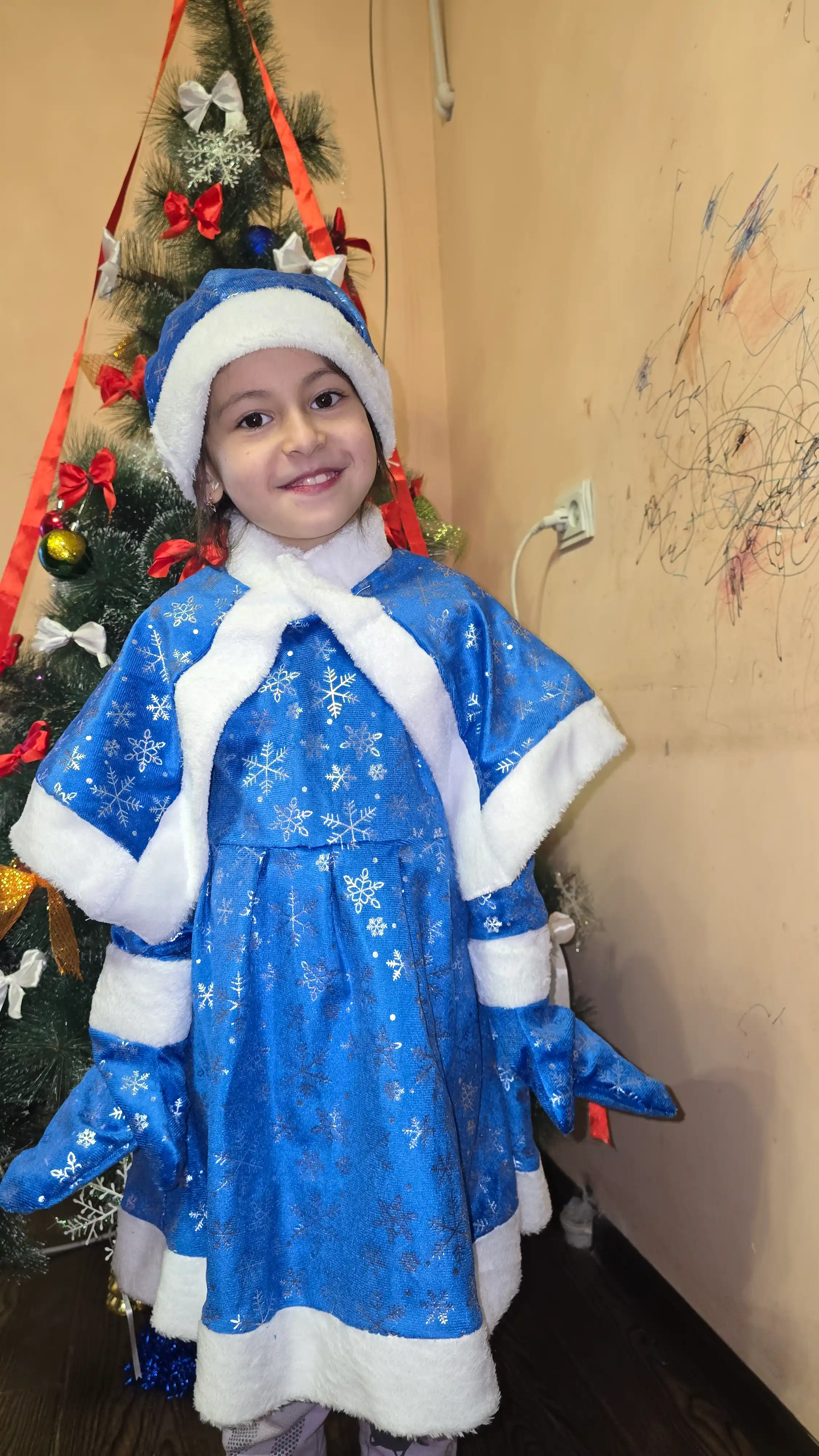Yangi yil qorqiz kostyumi, Qizlar uchun bashang ko‘ylak, yopinchiqli karnaval ko‘ylagi