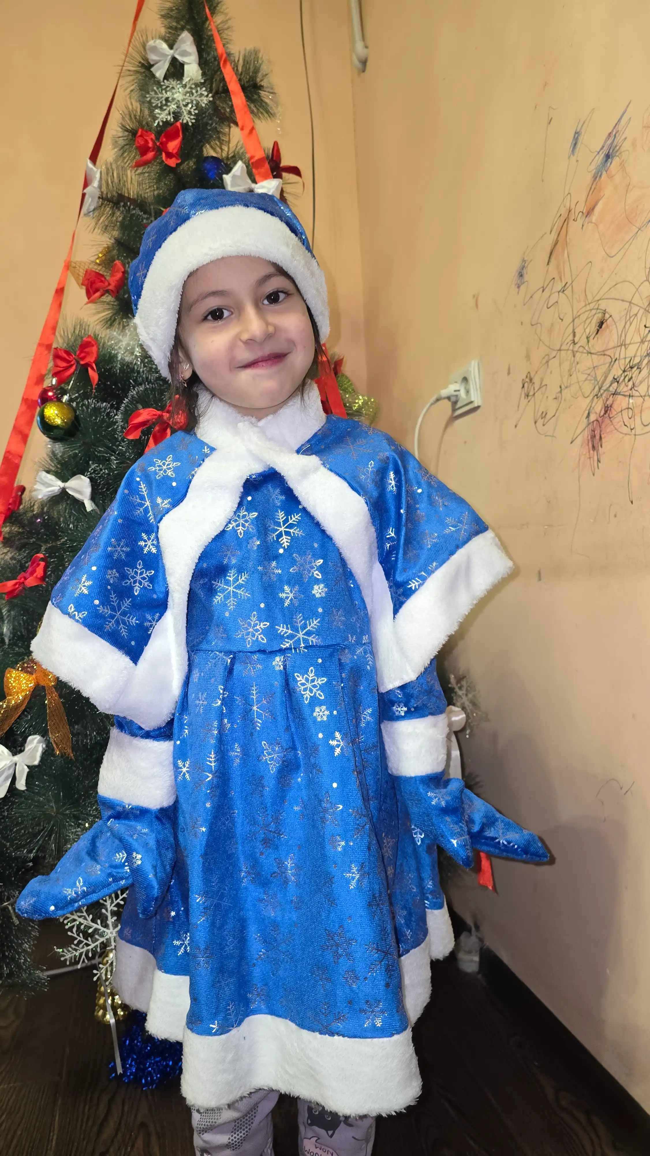 Yangi yil qorqiz kostyumi, Qizlar uchun bashang ko‘ylak, yopinchiqli karnaval ko‘ylagi