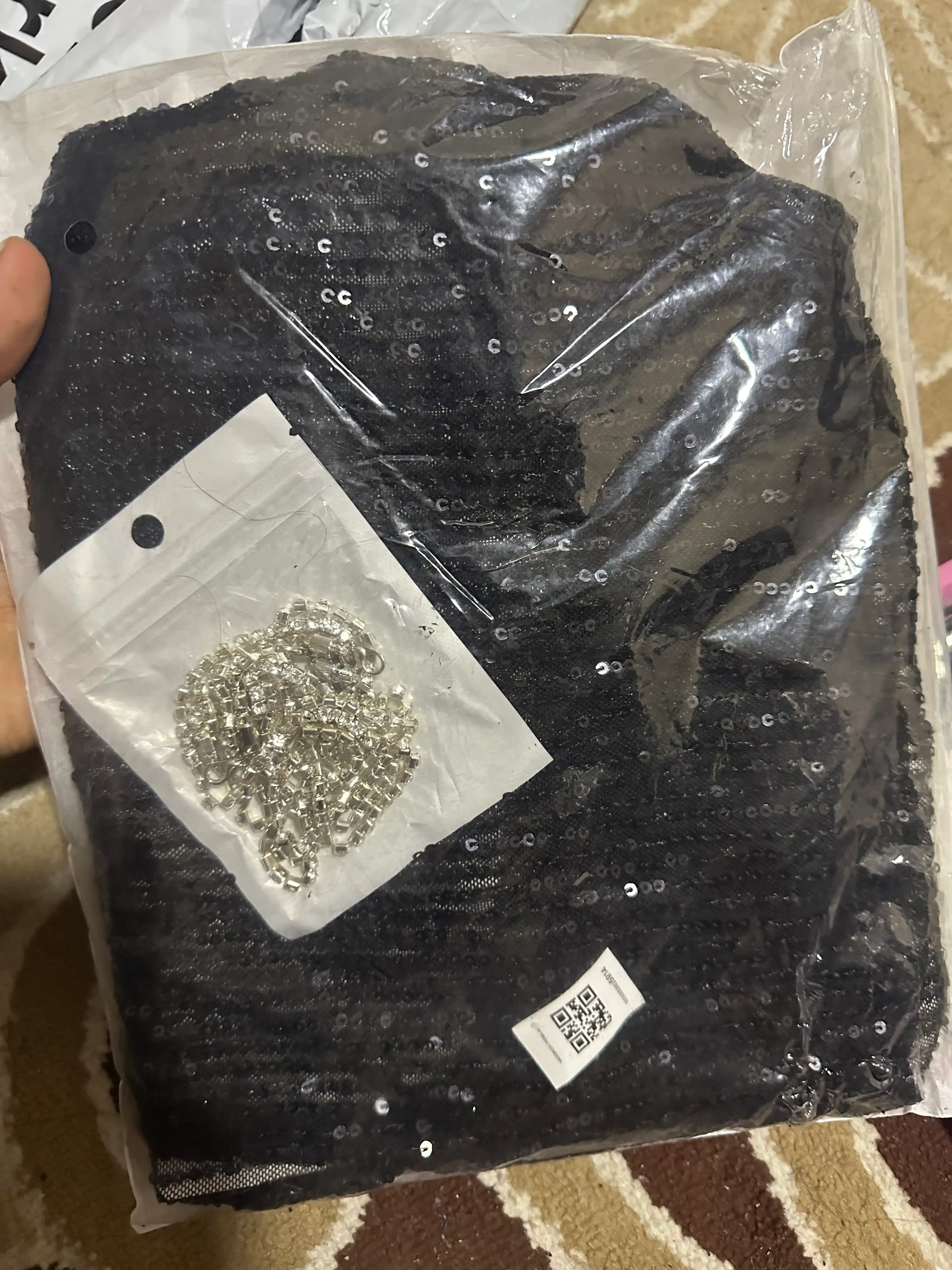 Ayollar uchun penyuar, ochiq orqa dizaynli