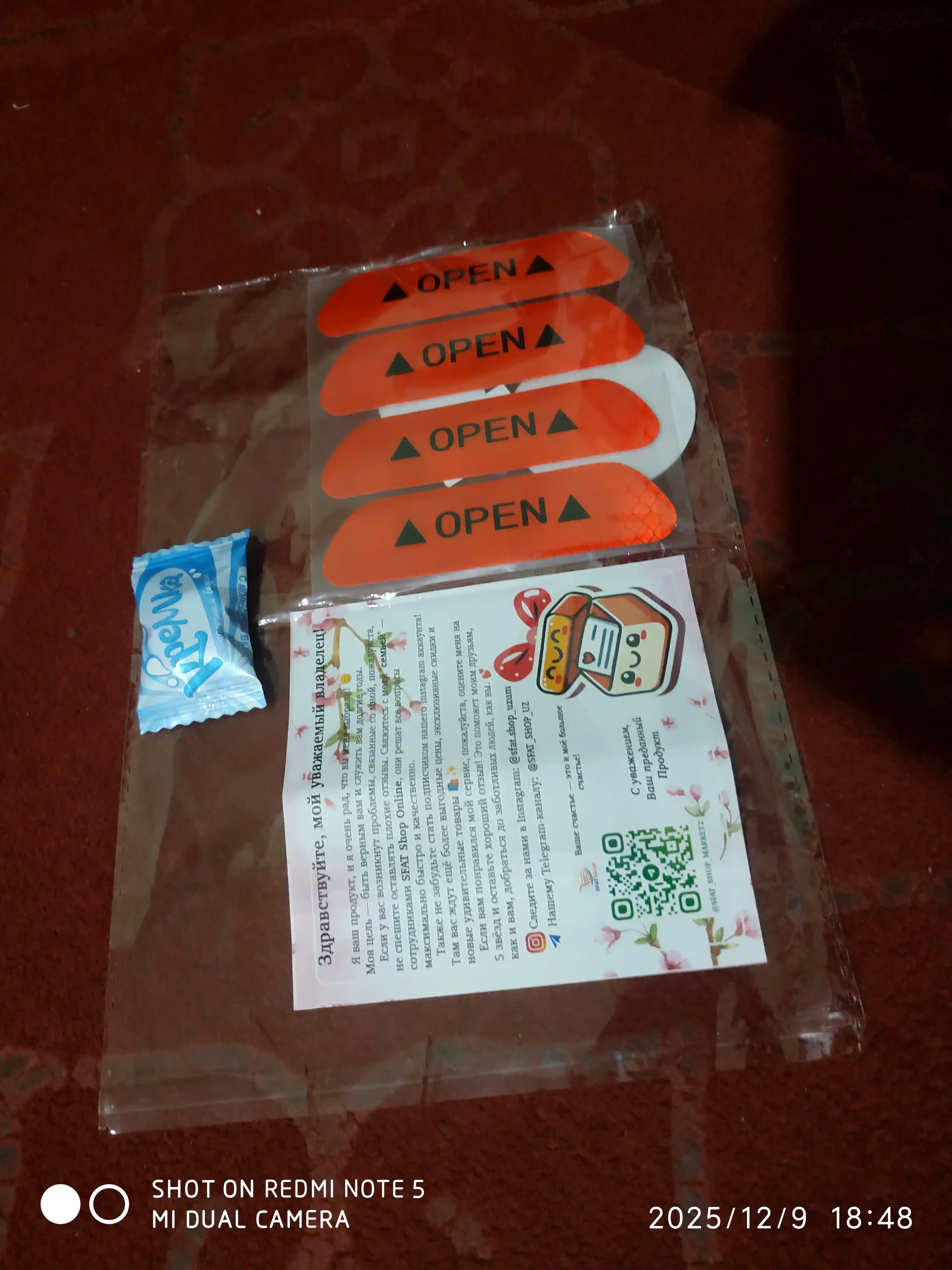 Nurni aks ettiruvchi, chiziqli, ogohlantiruvchi stikerlar, to'plamda 4 dona