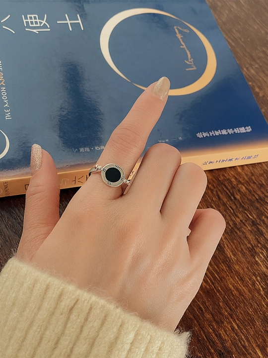 Женское кольцо ALIXANDRA из серебра 925 пробы — с чёрной вставкой и римскими цифрами
