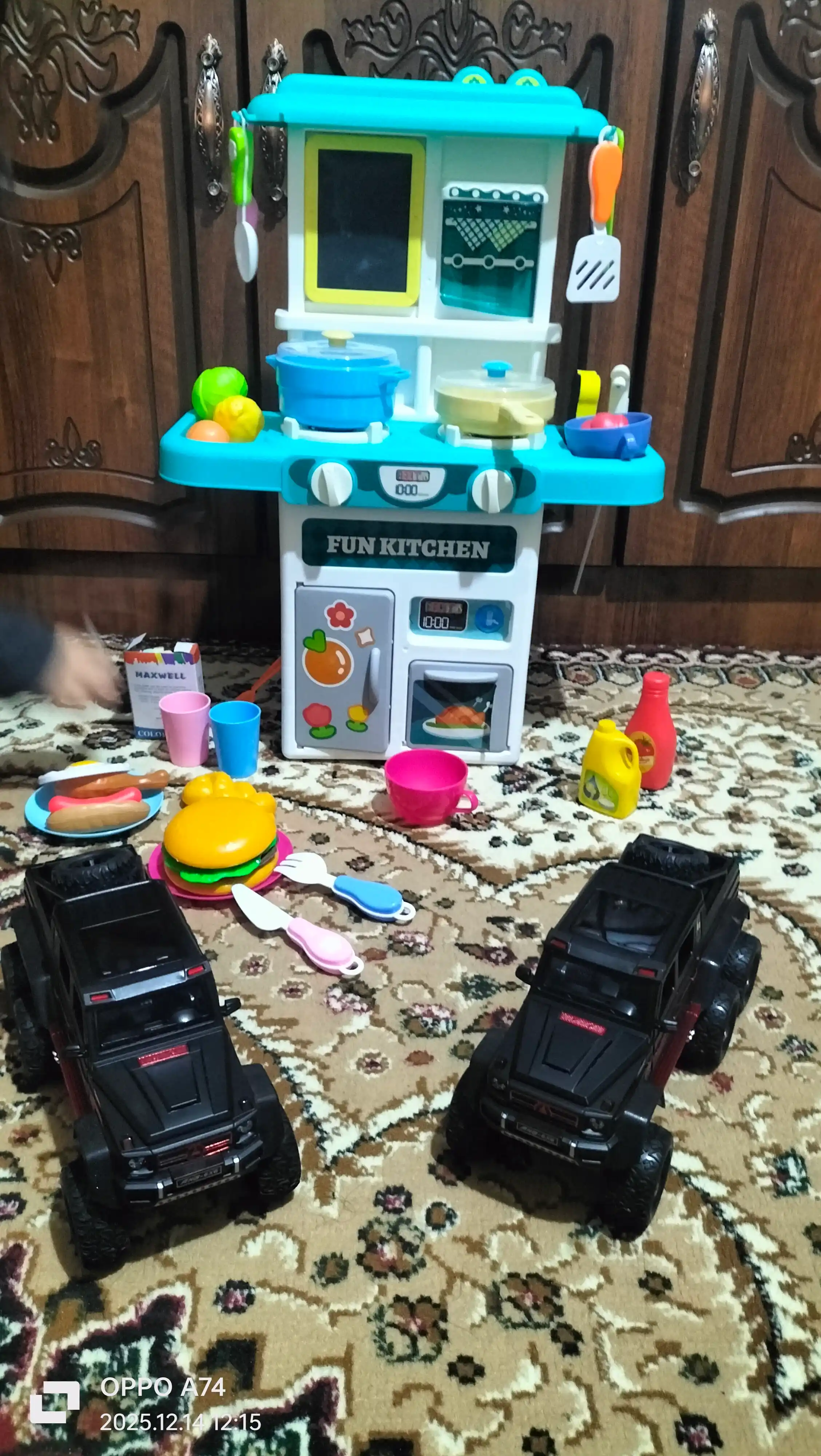 Bolalar oshxonasi, bug', ovoz, yorug'lik va suv bilan, bolalar uchun anjomlar to'plami