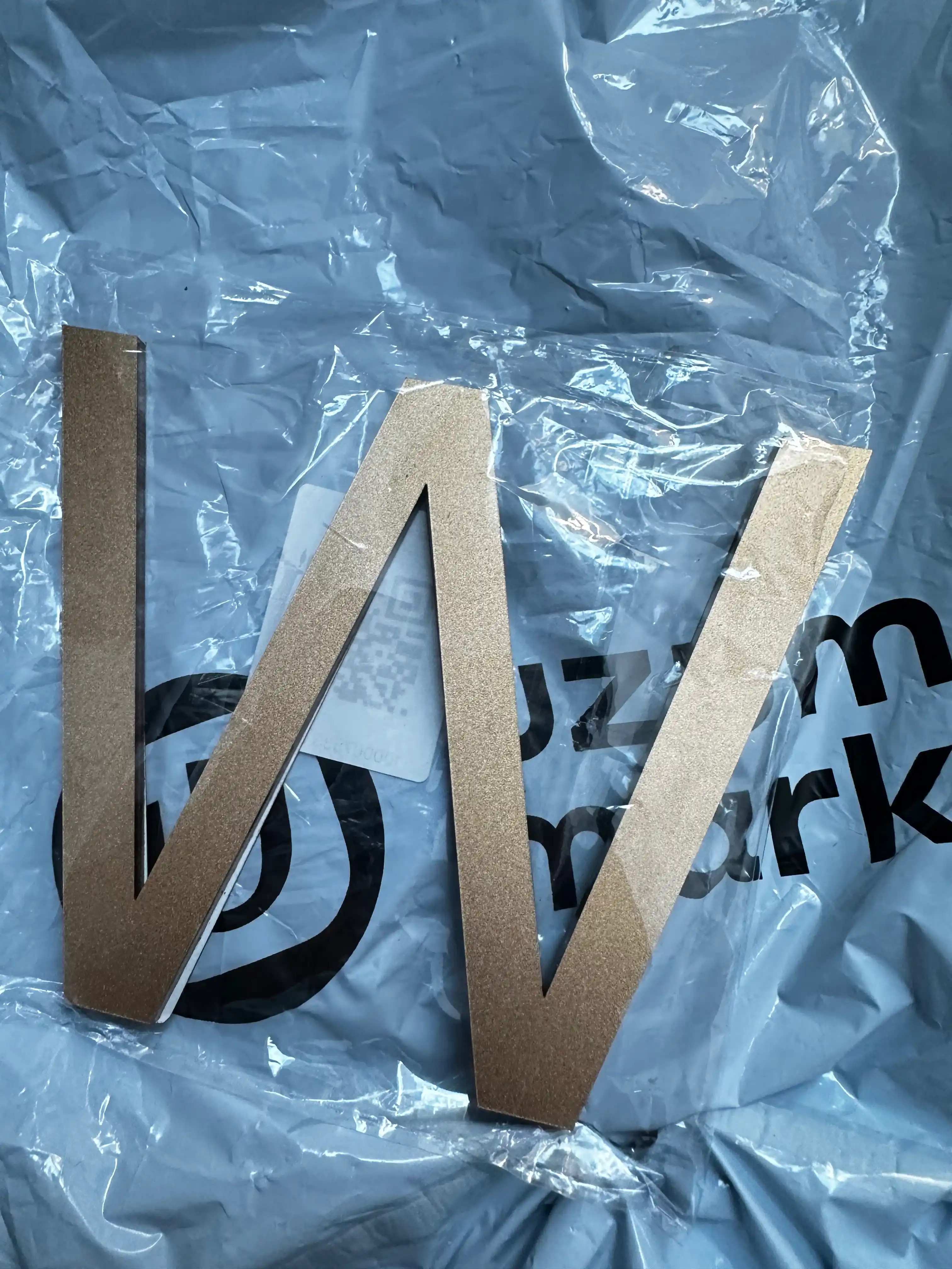 3D akril harflar 10 sm — oltin rang, yopishtiriladigan, manzil va yozuvlar uchun