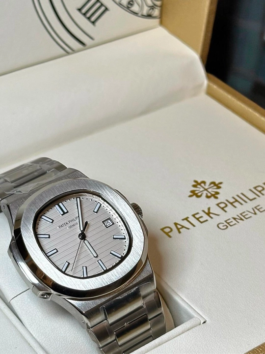 Patek Philippe Nautilus с белым циферблатом