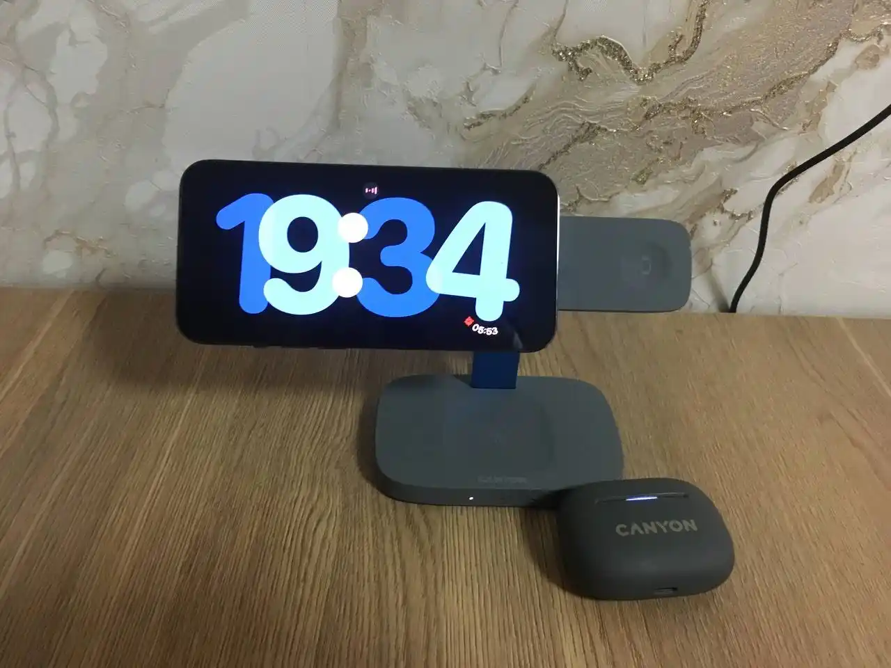 Telefon, quloqlik va soat uchun 3 tasi 1 da simsiz quvvatlash stansiyasi