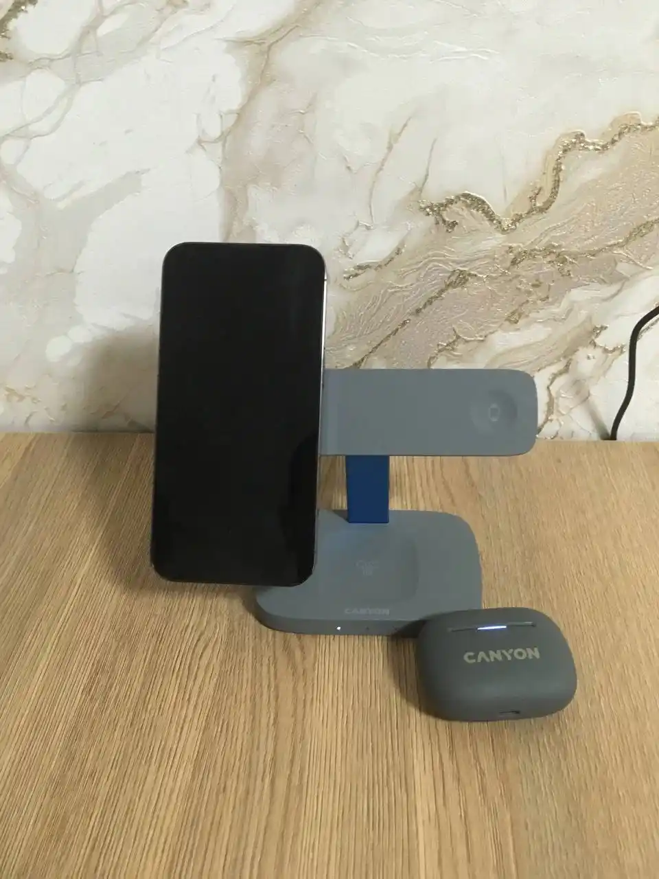 Telefon, quloqlik va soat uchun 3 tasi 1 da simsiz quvvatlash stansiyasi