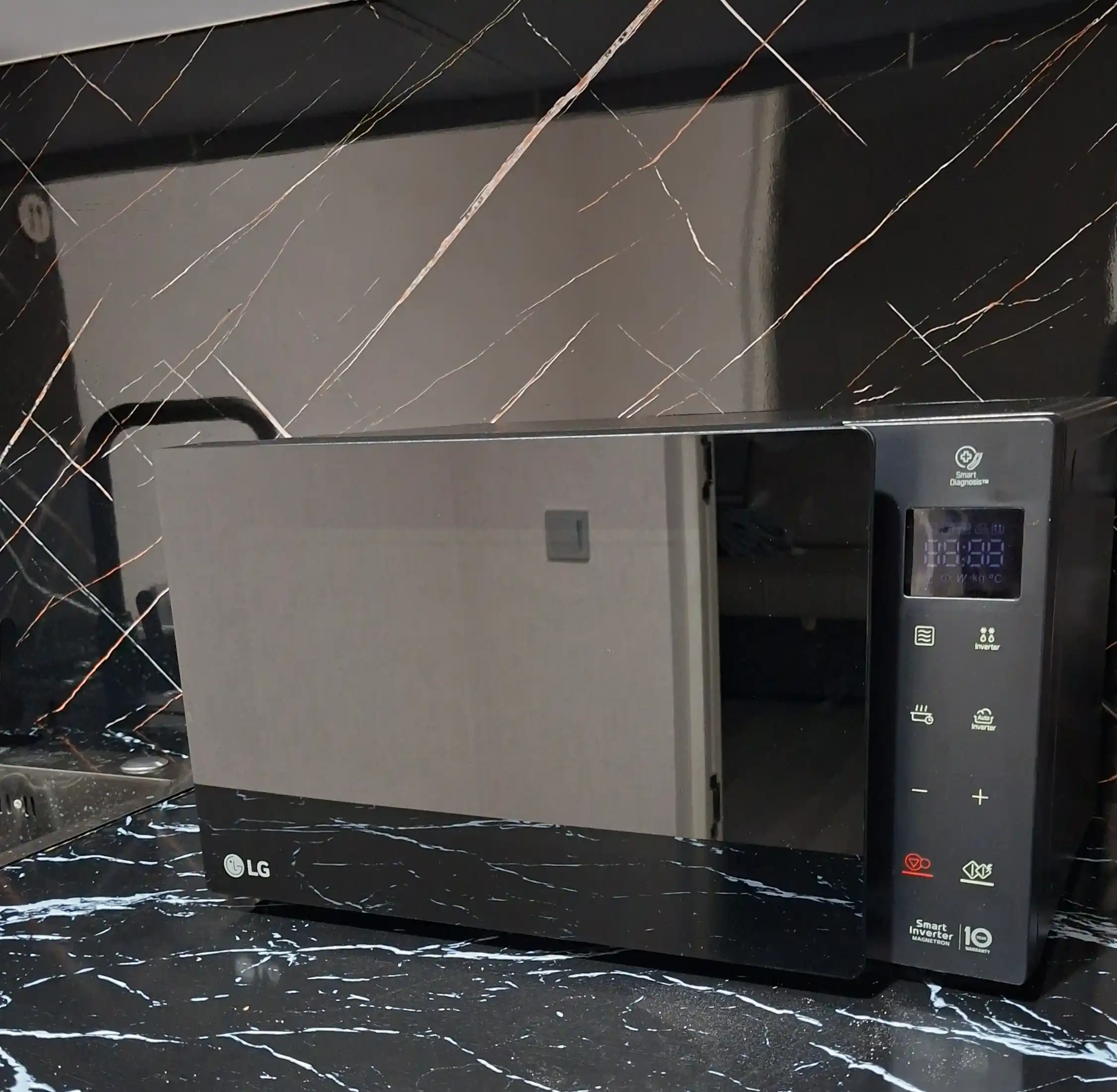 Mikroto'lqinli pech LG, Solo Smart Inverter texnologiyasi bilan, 25 litr
