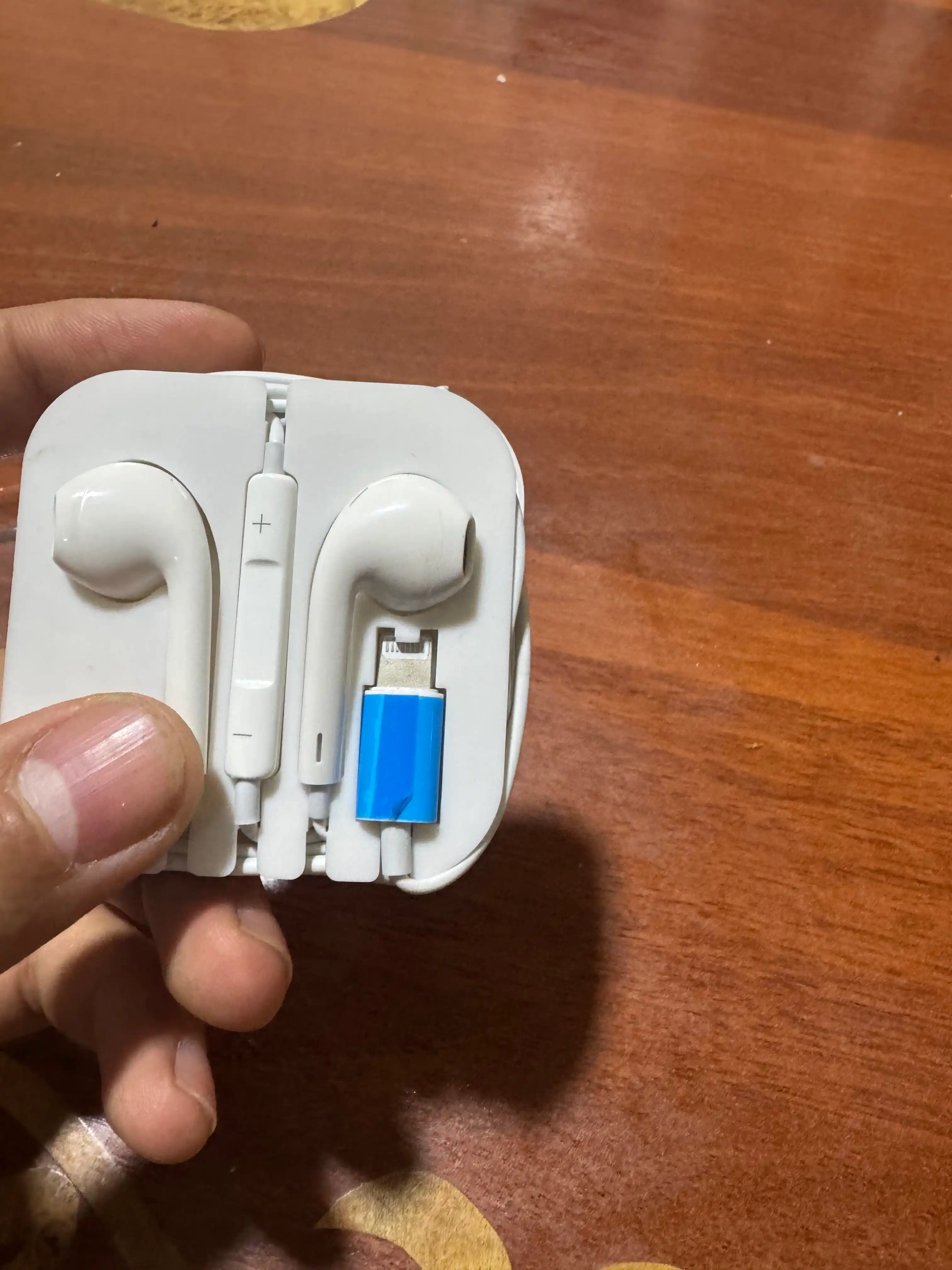 Simli quloqchinlar iPhone uchun Lightning kabeli, Bluetooth bilan