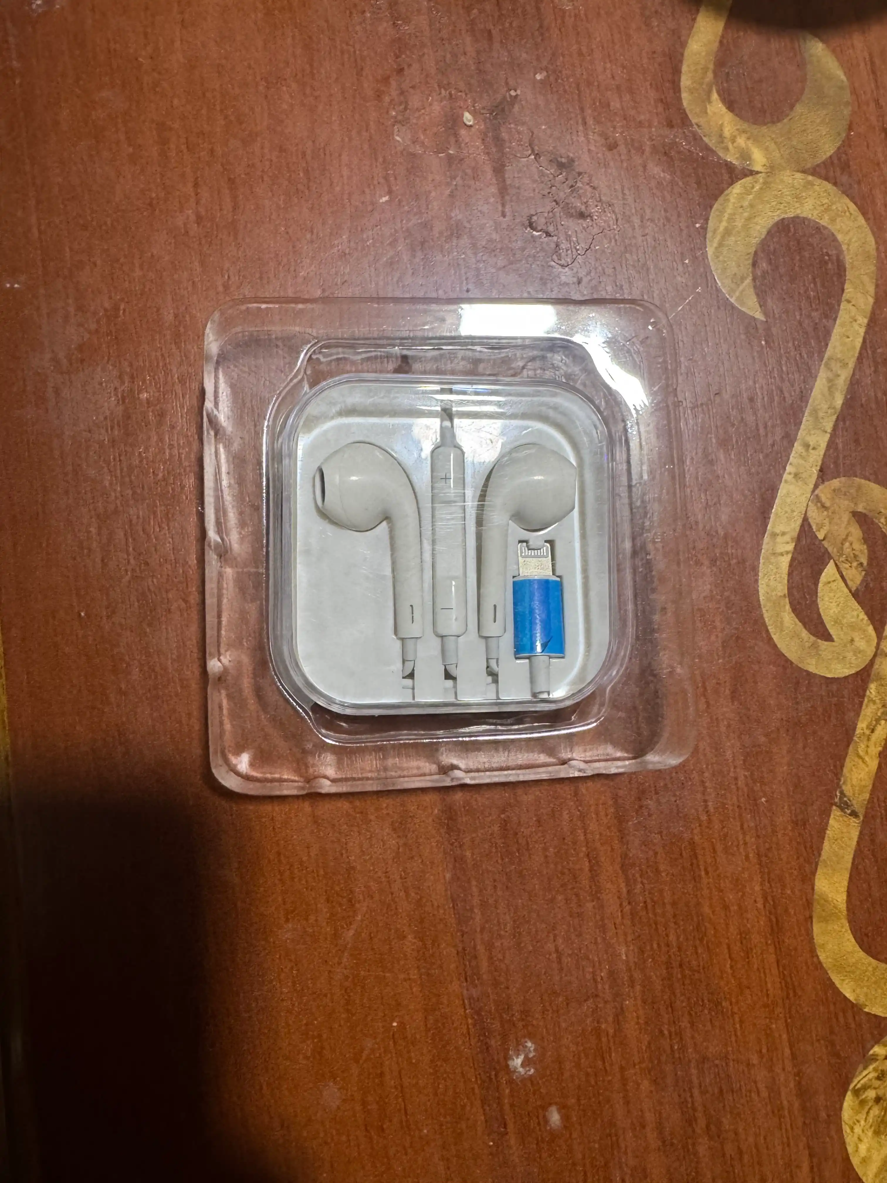 Simli quloqchinlar iPhone uchun Lightning kabeli, Bluetooth bilan