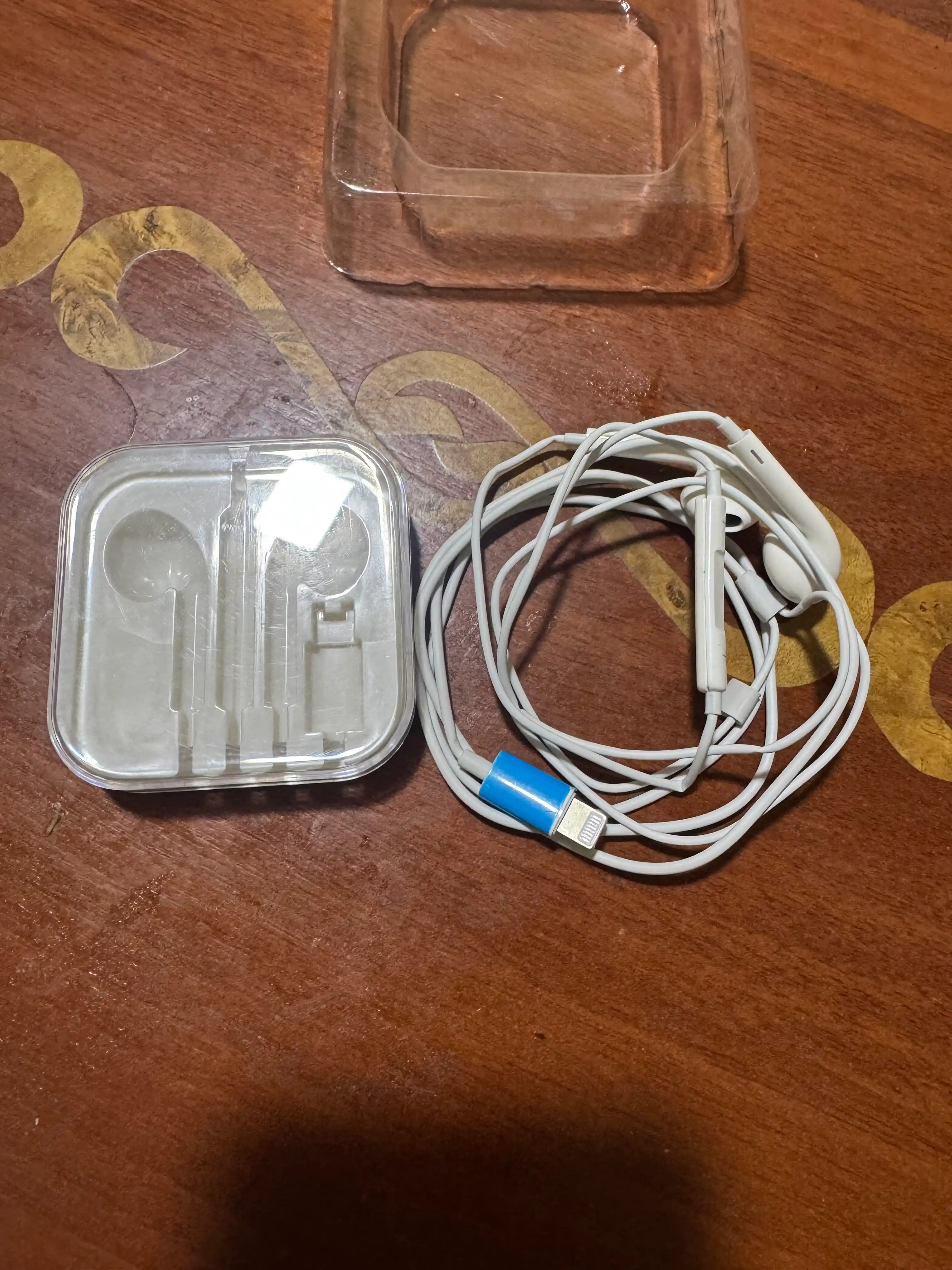 Simli quloqchinlar iPhone uchun Lightning kabeli, Bluetooth bilan