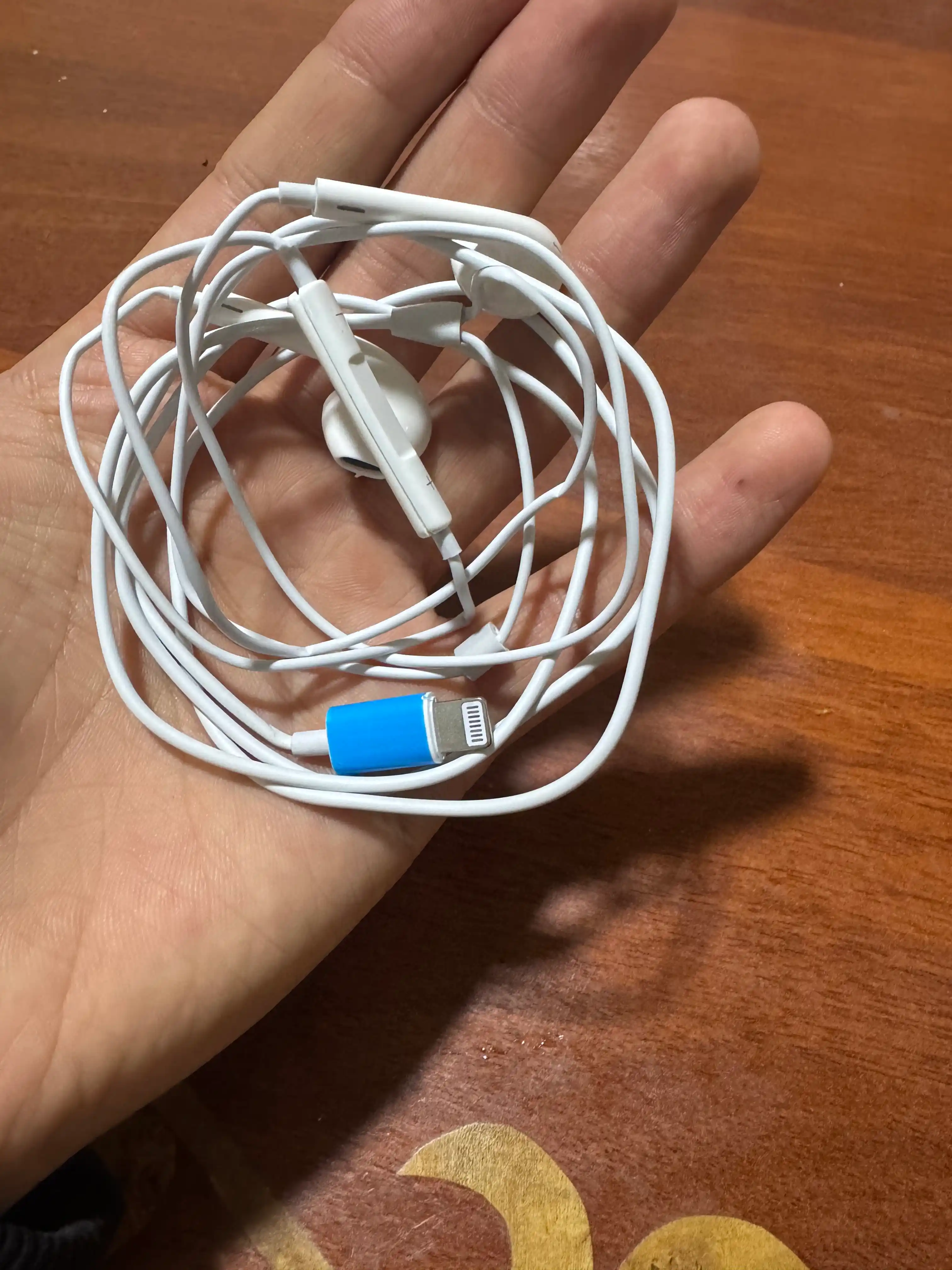 Simli quloqchinlar iPhone uchun Lightning kabeli, Bluetooth bilan