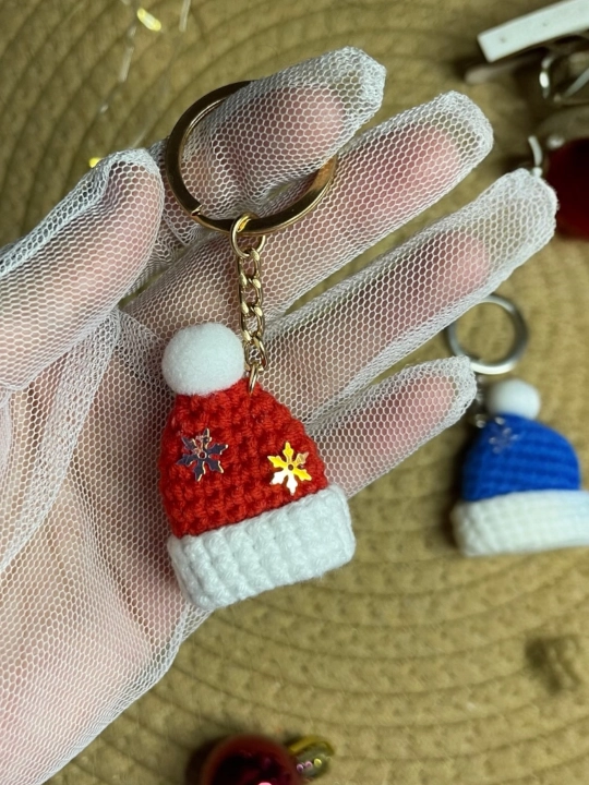 Yangi yil breloki Santa qalpoqchasi bilan