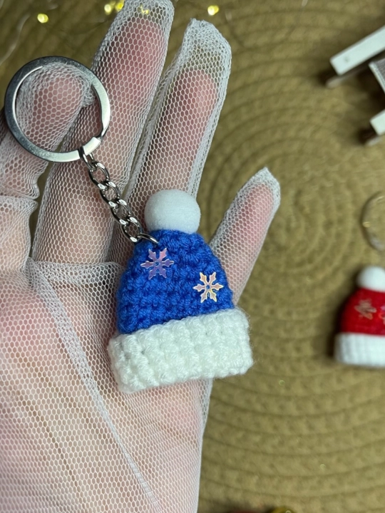 Yangi yil breloki Santa qalpoqchasi bilan