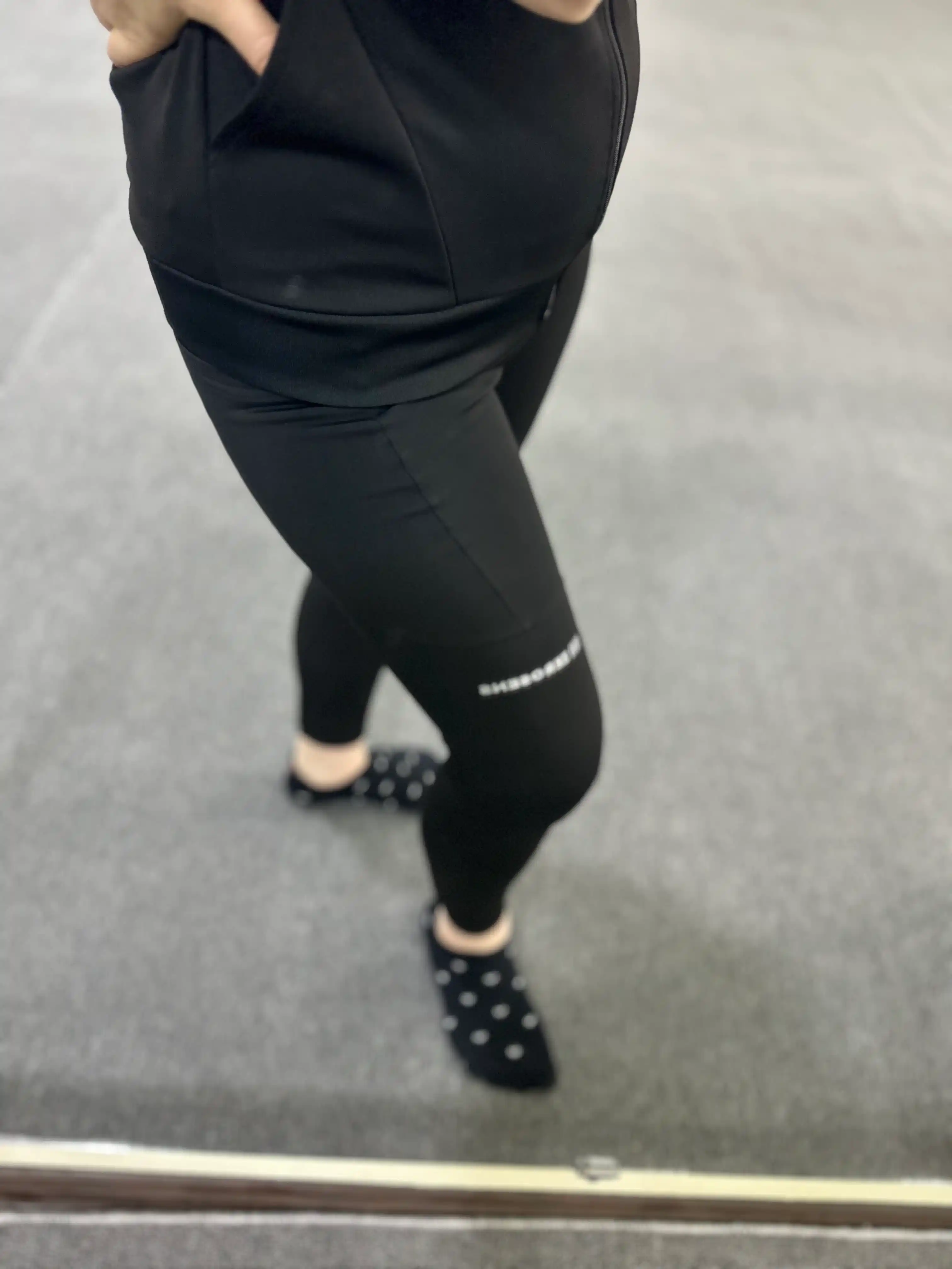 Ayollar losinalari, sport leggingslari belgacha, yon tomonida cho'ntakli va jun bilan