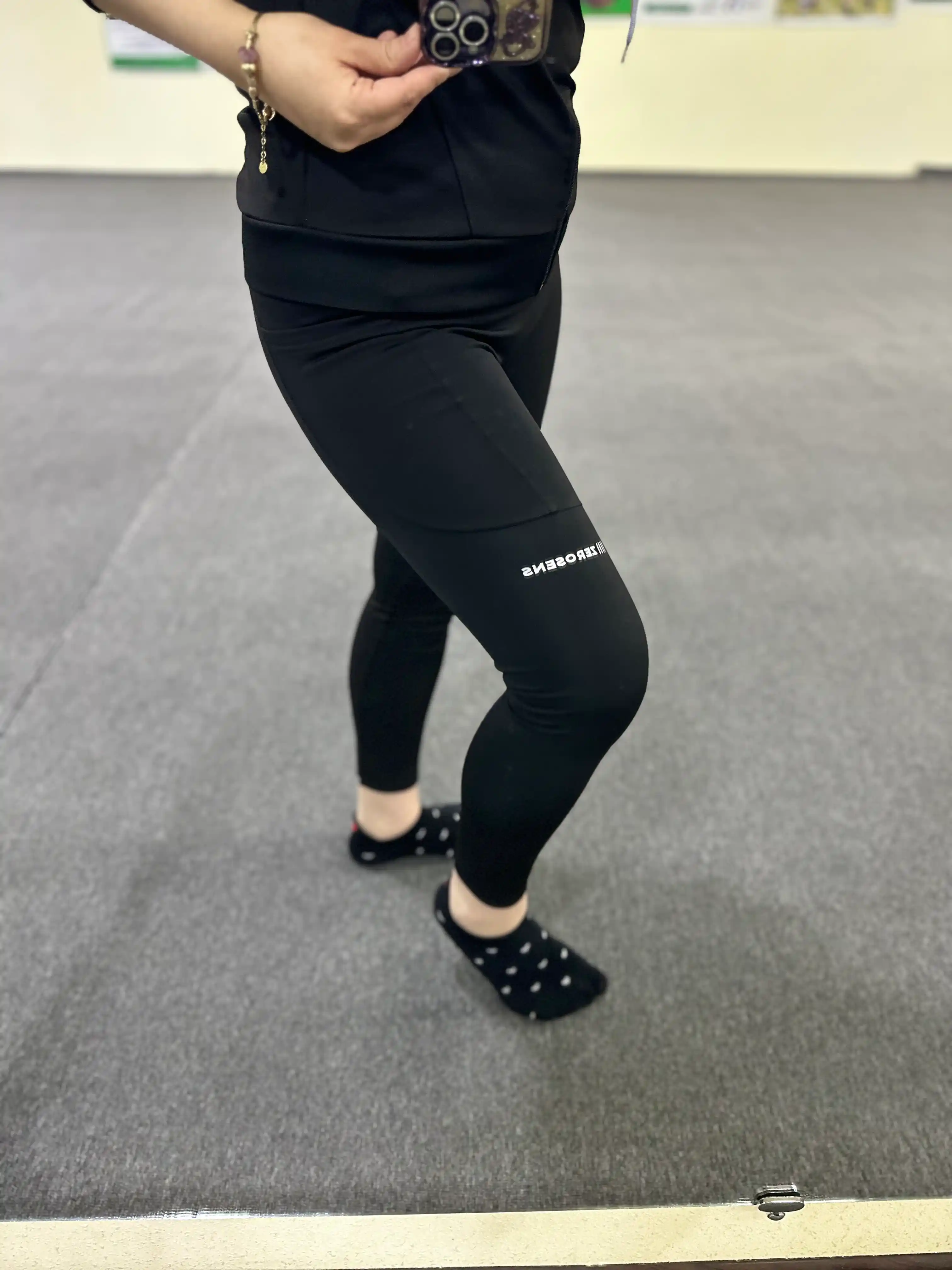 Ayollar losinalari, sport leggingslari belgacha, yon tomonida cho'ntakli va jun bilan