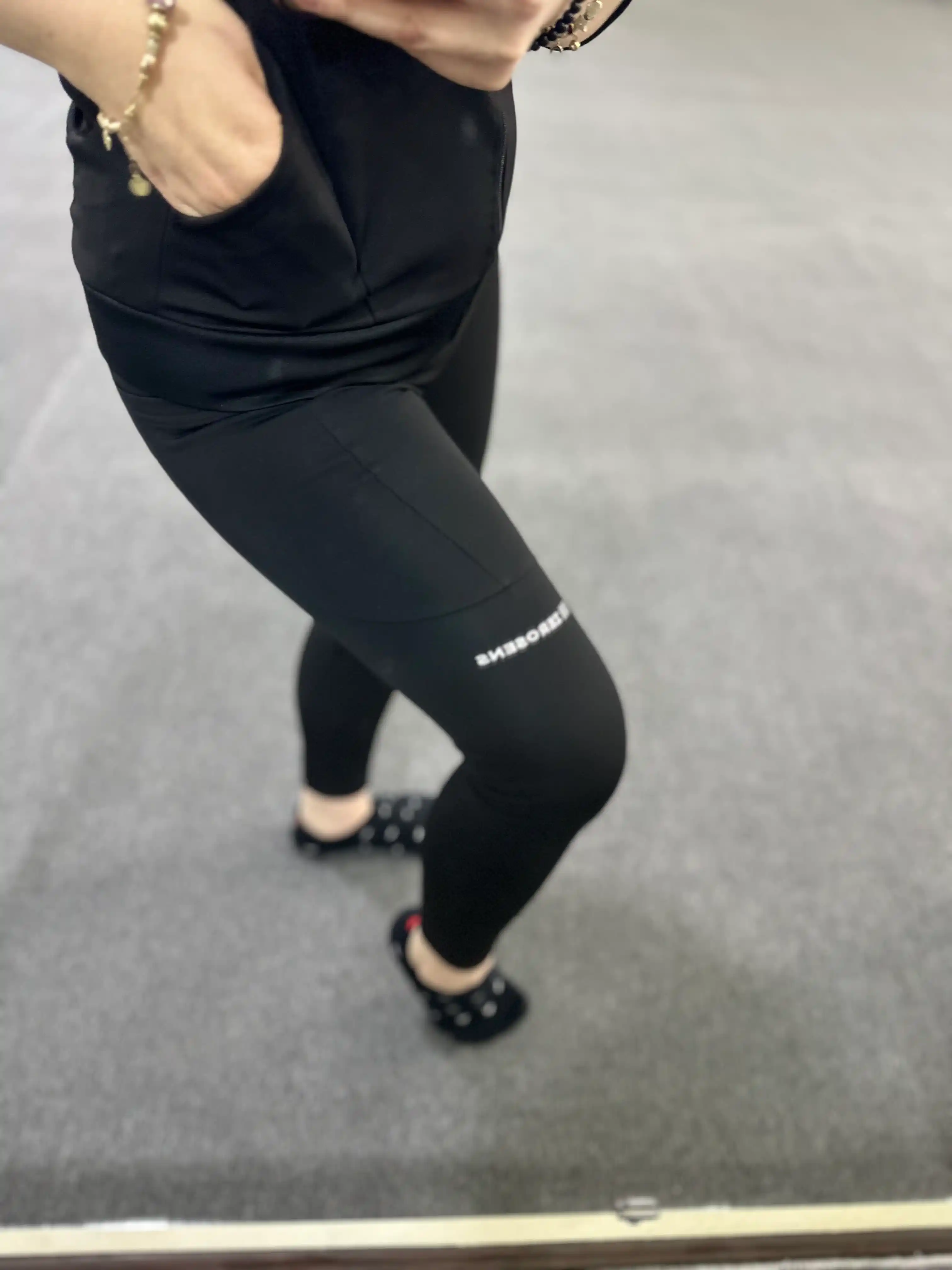 Ayollar losinalari, sport leggingslari belgacha, yon tomonida cho'ntakli va jun bilan